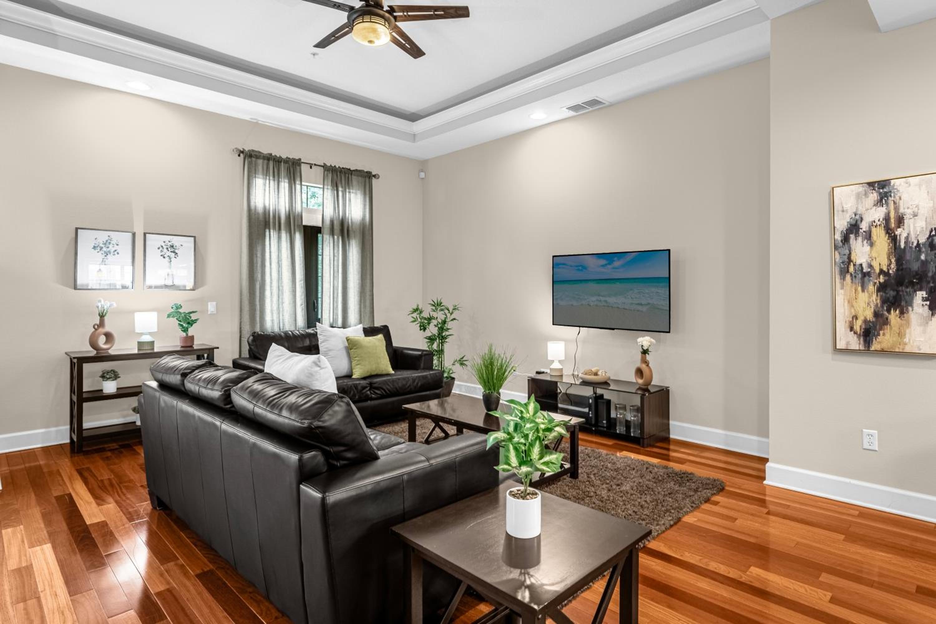 4BR Disney Family Townhouse Resort in Orlando - with Resort Pool, Gym, Games, & Jacuzzi