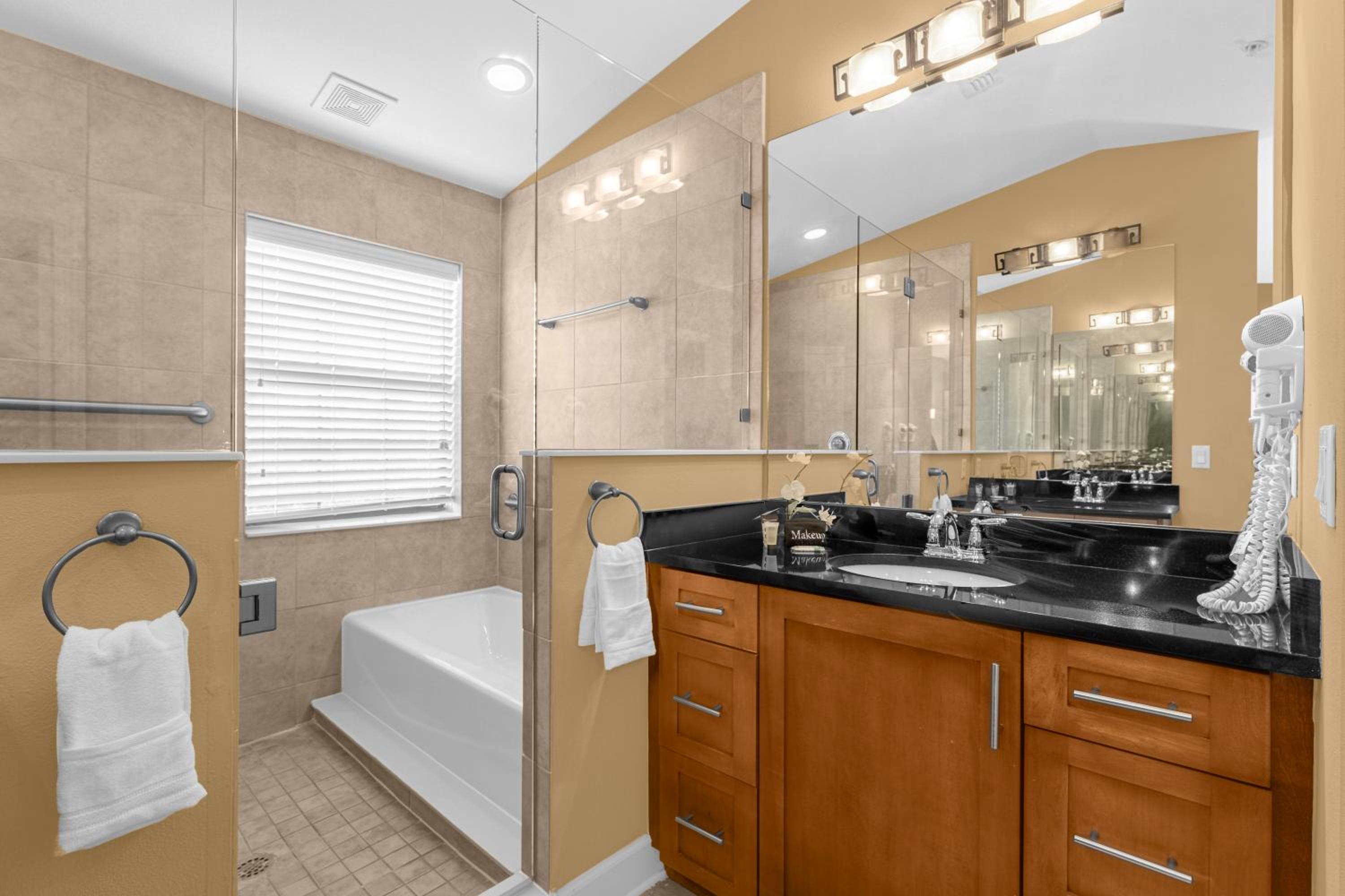 4BR Disney Family Townhouse Resort in Orlando - with Resort Pool, Gym, Games, & Jacuzzi