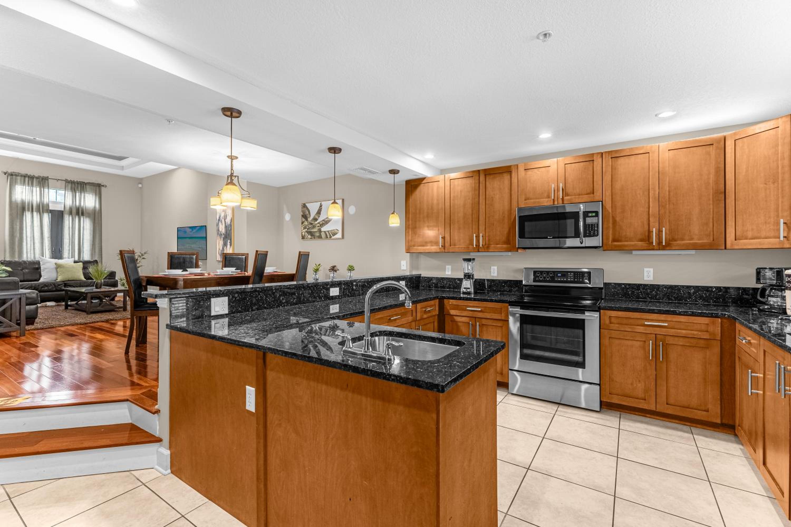 4BR Disney Family Townhouse Resort in Orlando - with Resort Pool, Gym, Games, & Jacuzzi