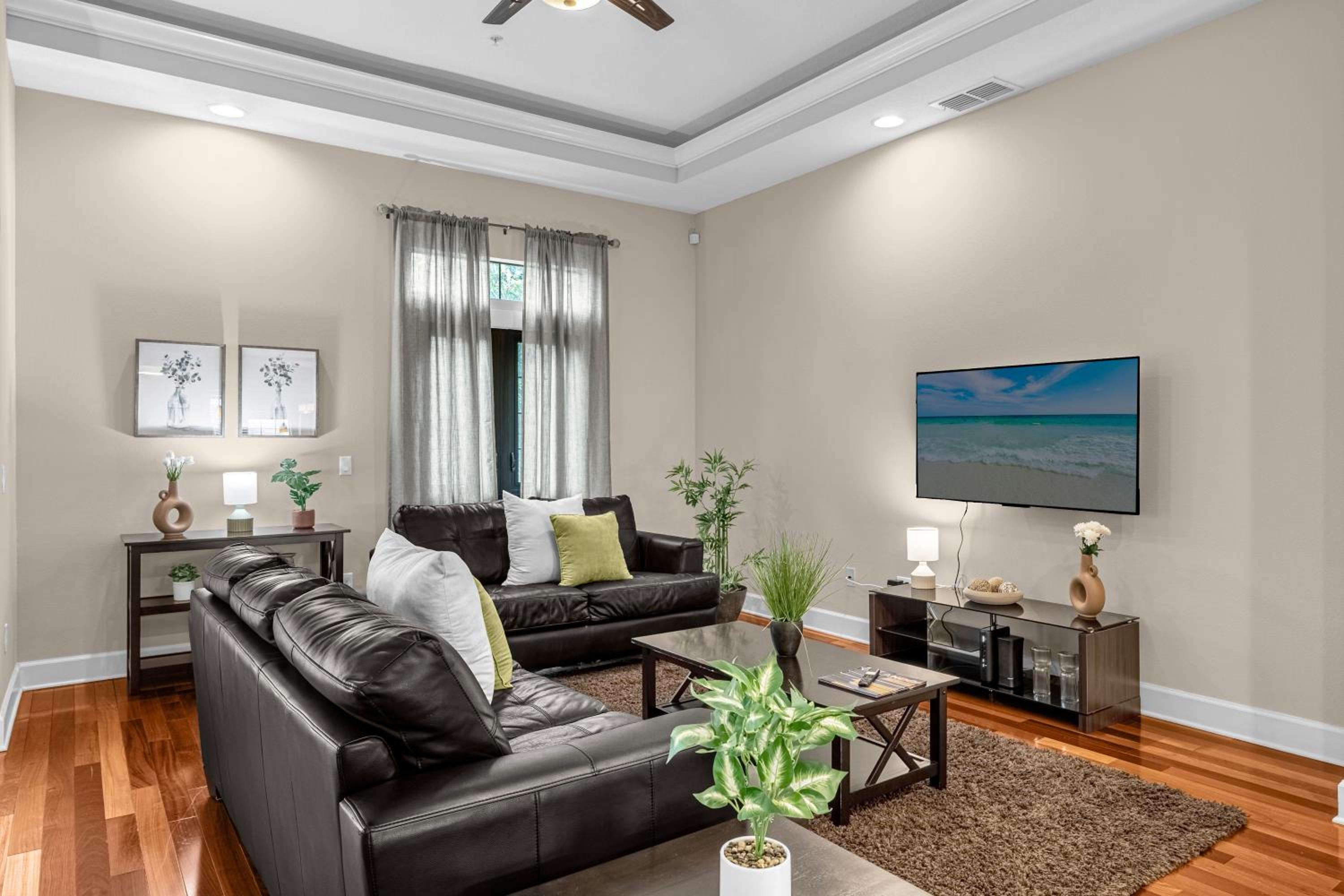 4BR Disney Family Townhouse Resort in Orlando - with Resort Pool, Gym, Games, & Jacuzzi