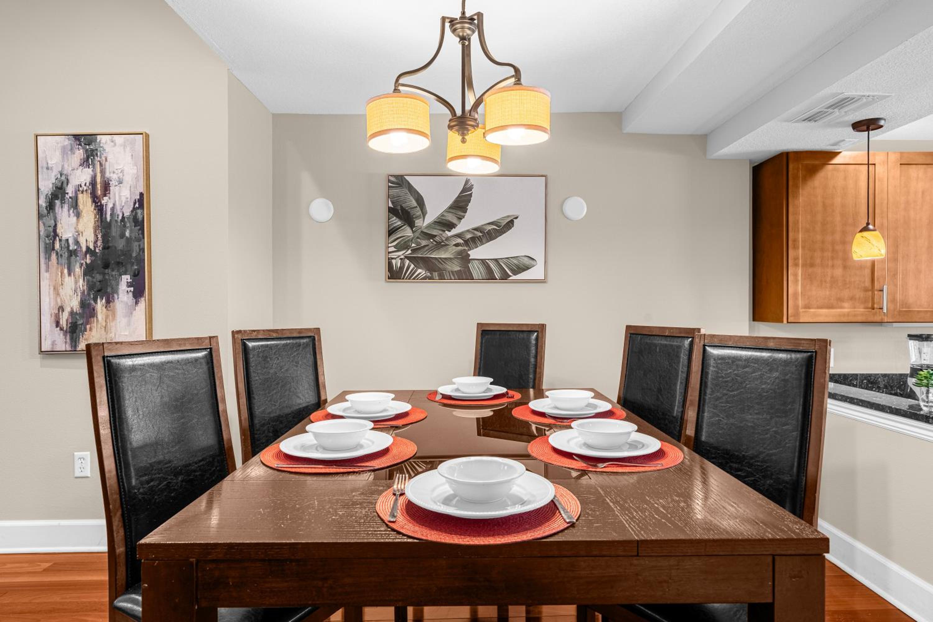 4BR Disney Family Townhouse Resort in Orlando - with Resort Pool, Gym, Games, & Jacuzzi