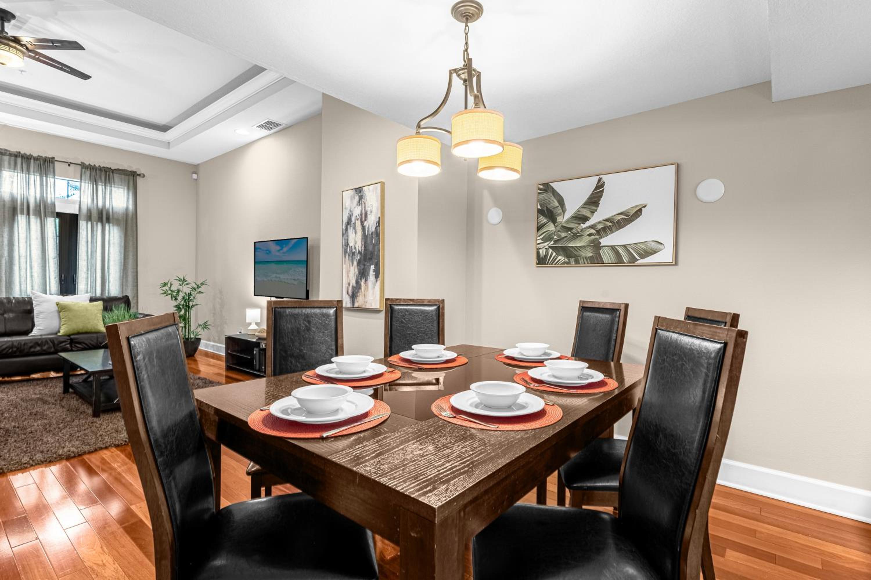 4BR Disney Family Townhouse Resort in Orlando - with Resort Pool, Gym, Games, & Jacuzzi
