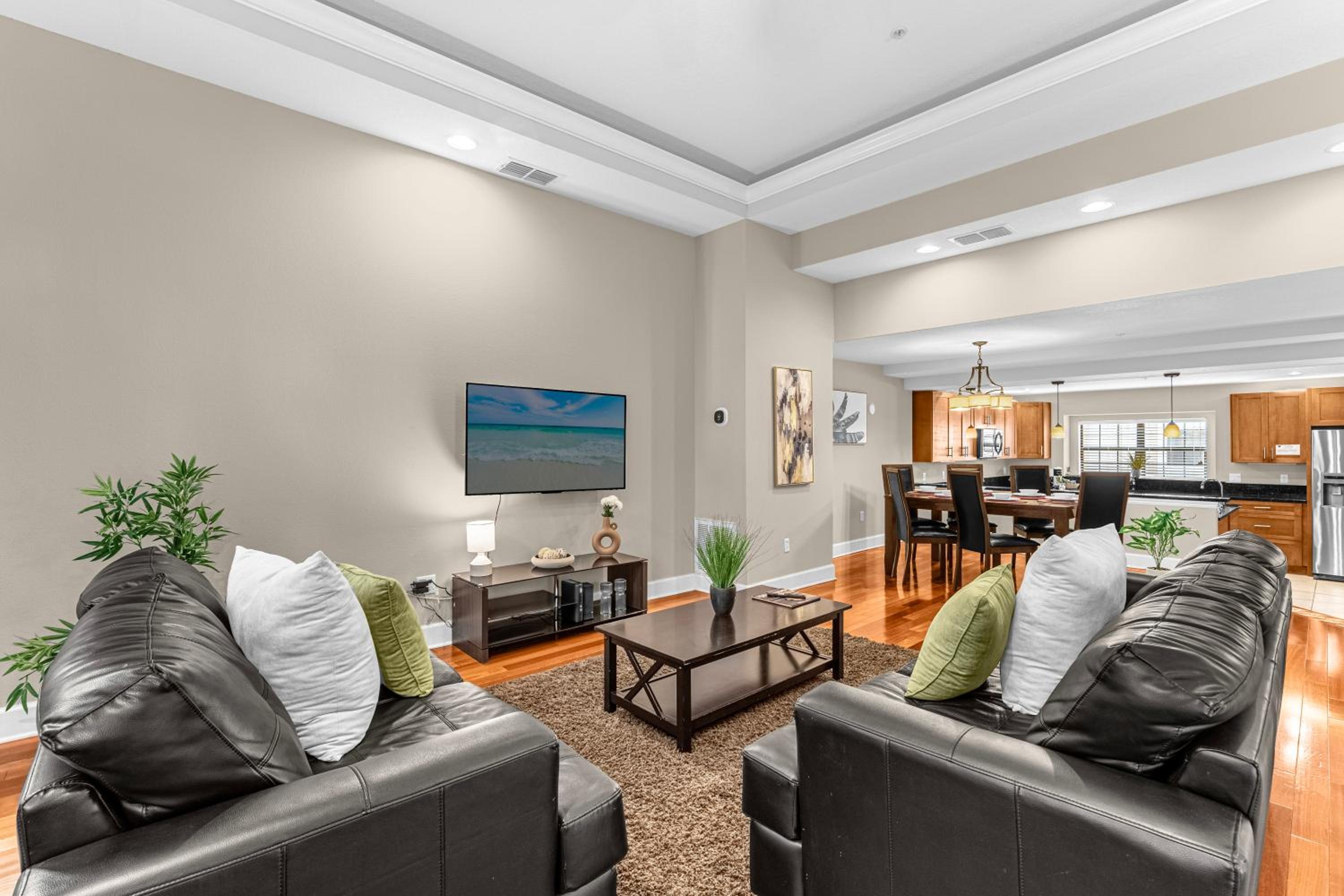 4BR Disney Family Townhouse Resort in Orlando - with Resort Pool, Gym, Games, & Jacuzzi