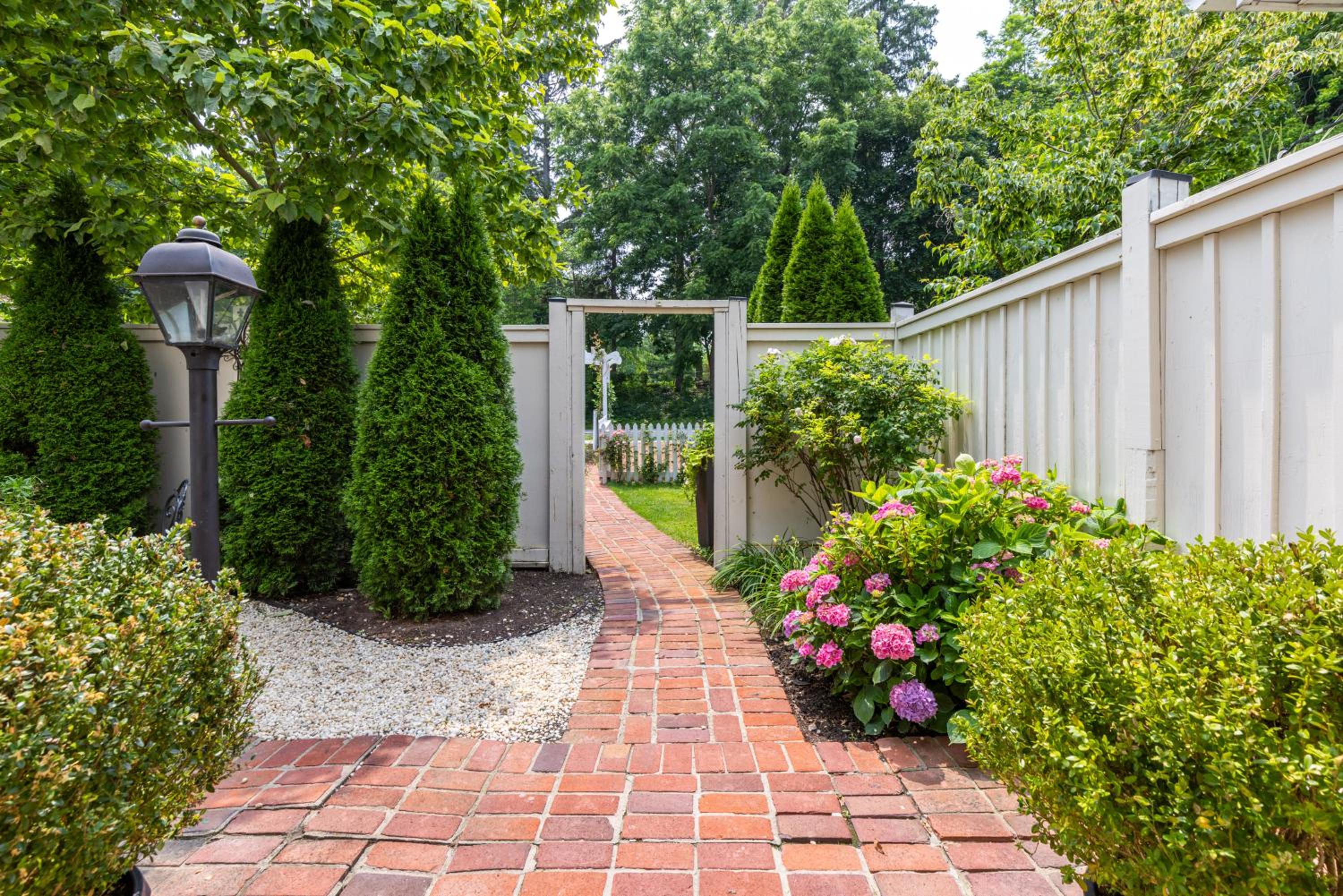 Hummingbird Haven Bed & Breakfast Luxury Suite With Terrace & Seasonal Lake Views Located in Historic Old Town Niagara-On-The-Lake