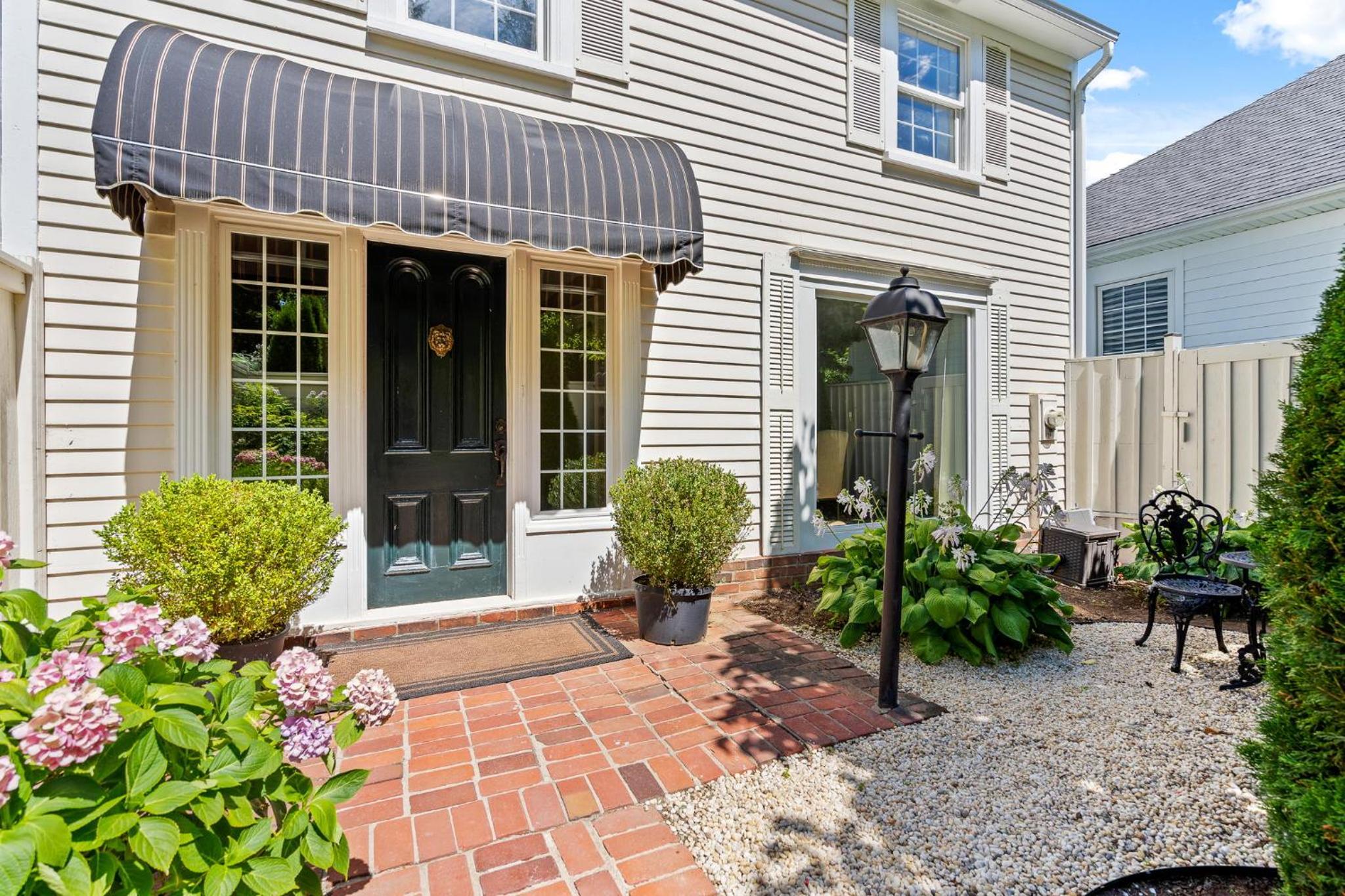Hummingbird Haven Bed & Breakfast Luxury Suite With Terrace & Seasonal Lake Views Located in Historic Old Town Niagara-On-The-Lake
