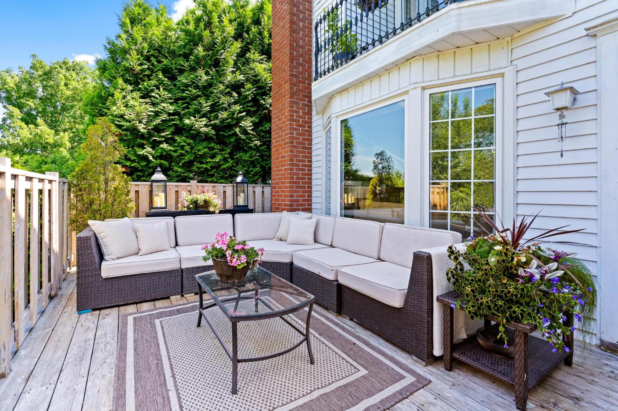Hummingbird Haven Bed & Breakfast Luxury Suite With Terrace & Seasonal Lake Views Located in Historic Old Town Niagara-On-The-Lake