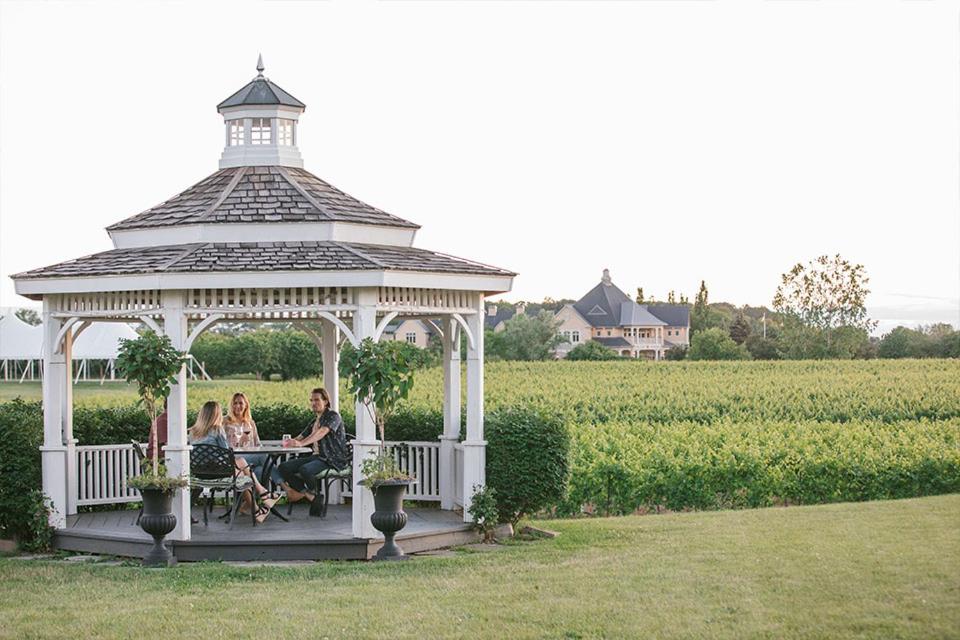 Hummingbird Haven Bed & Breakfast Luxury Suite With Terrace & Seasonal Lake Views Located in Historic Old Town Niagara-On-The-Lake