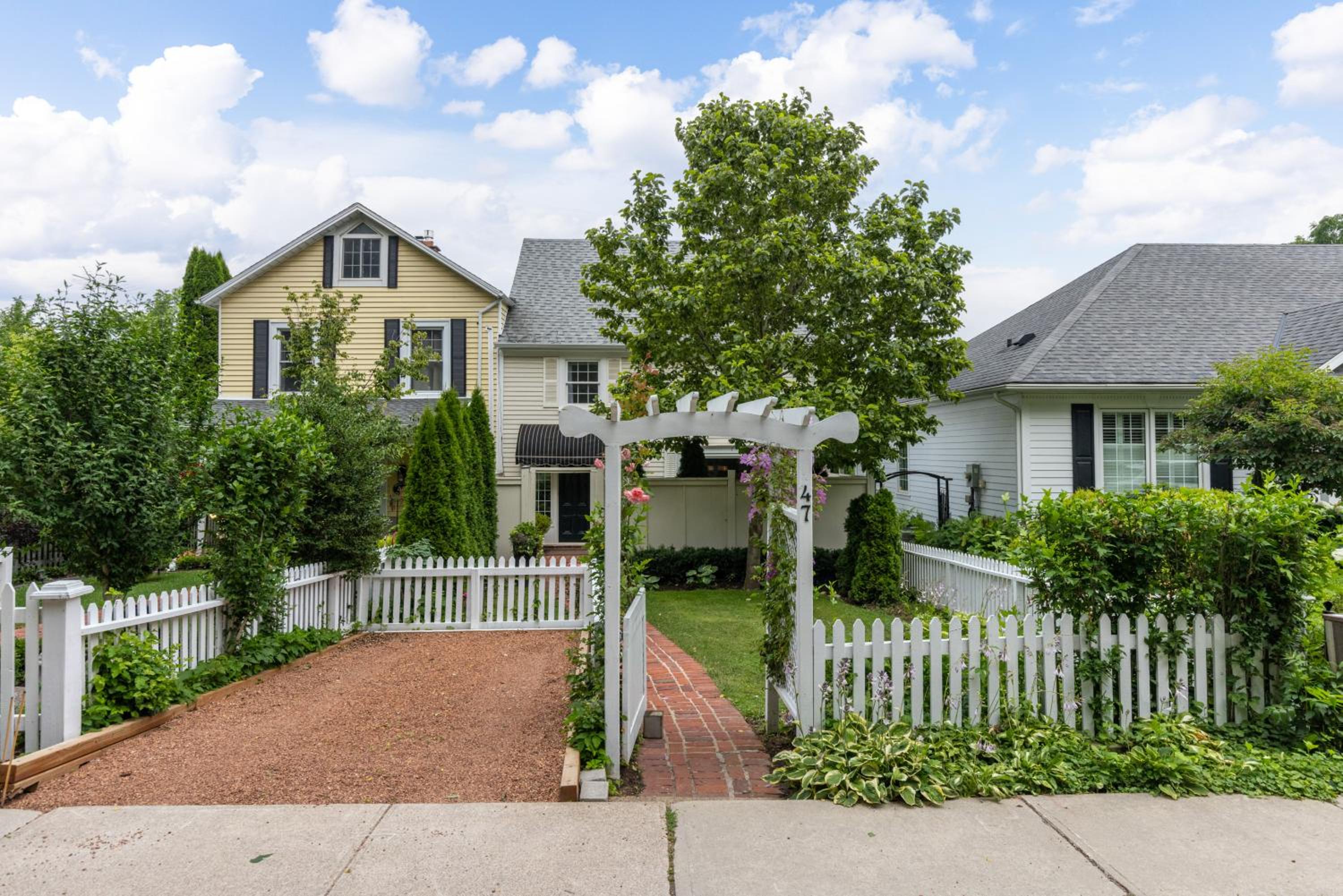 Hummingbird Haven Bed & Breakfast Luxury Suite With Terrace & Seasonal Lake Views Located in Historic Old Town Niagara-On-The-Lake