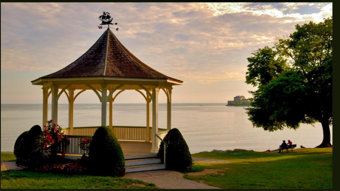 Hummingbird Haven Bed & Breakfast Luxury Suite With Terrace & Seasonal Lake Views Located in Historic Old Town Niagara-On-The-Lake