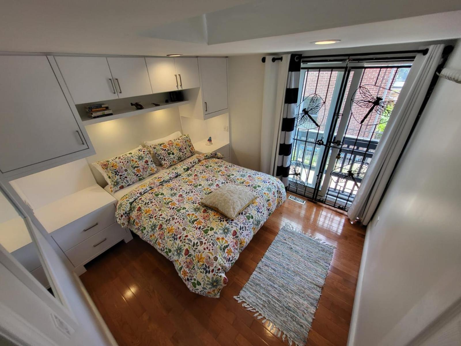 Downtown Toronto House Central 2BED 2BATH Subway Free Parking