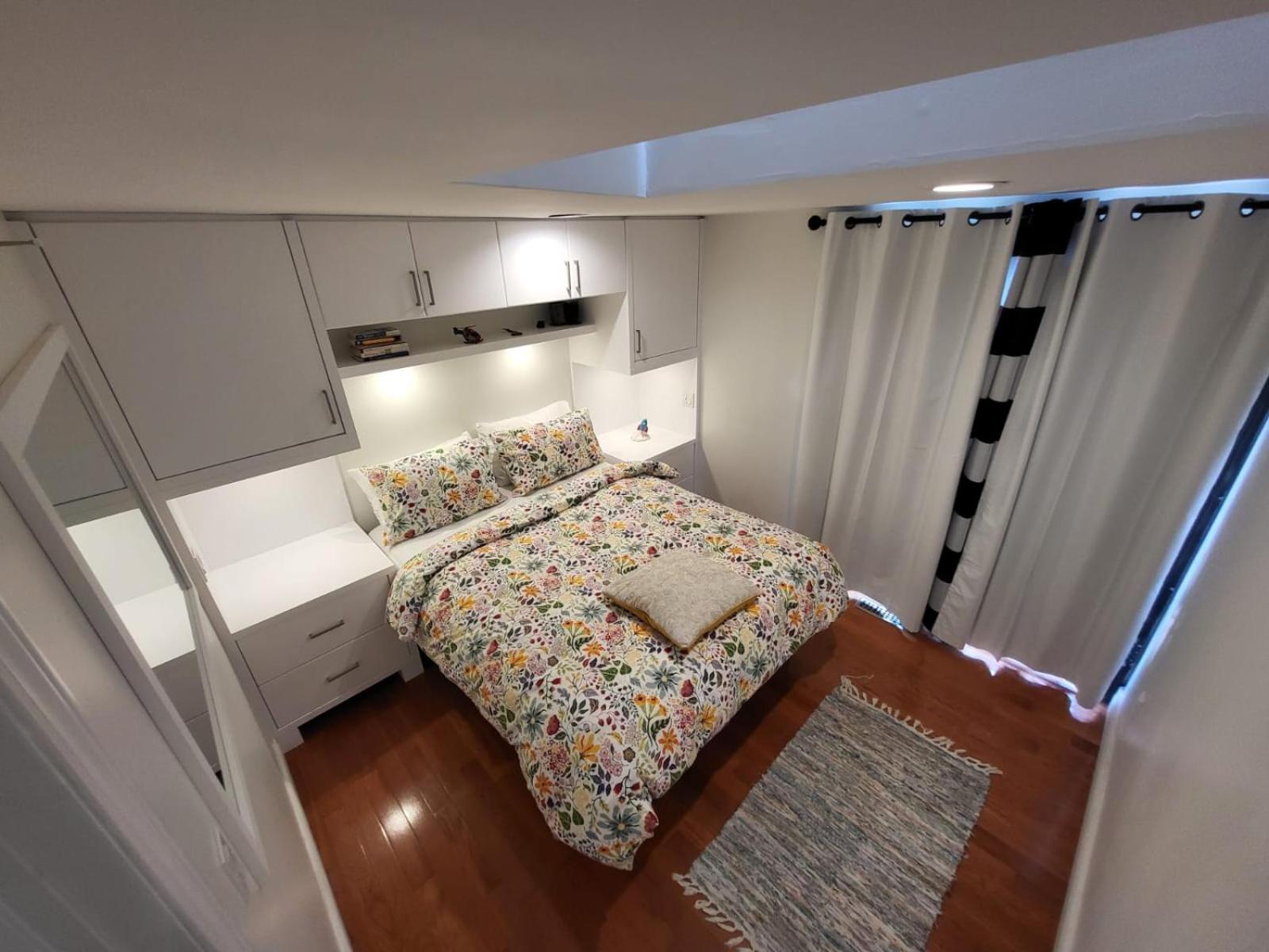 Downtown Toronto House Central 2BED 2BATH Subway Free Parking