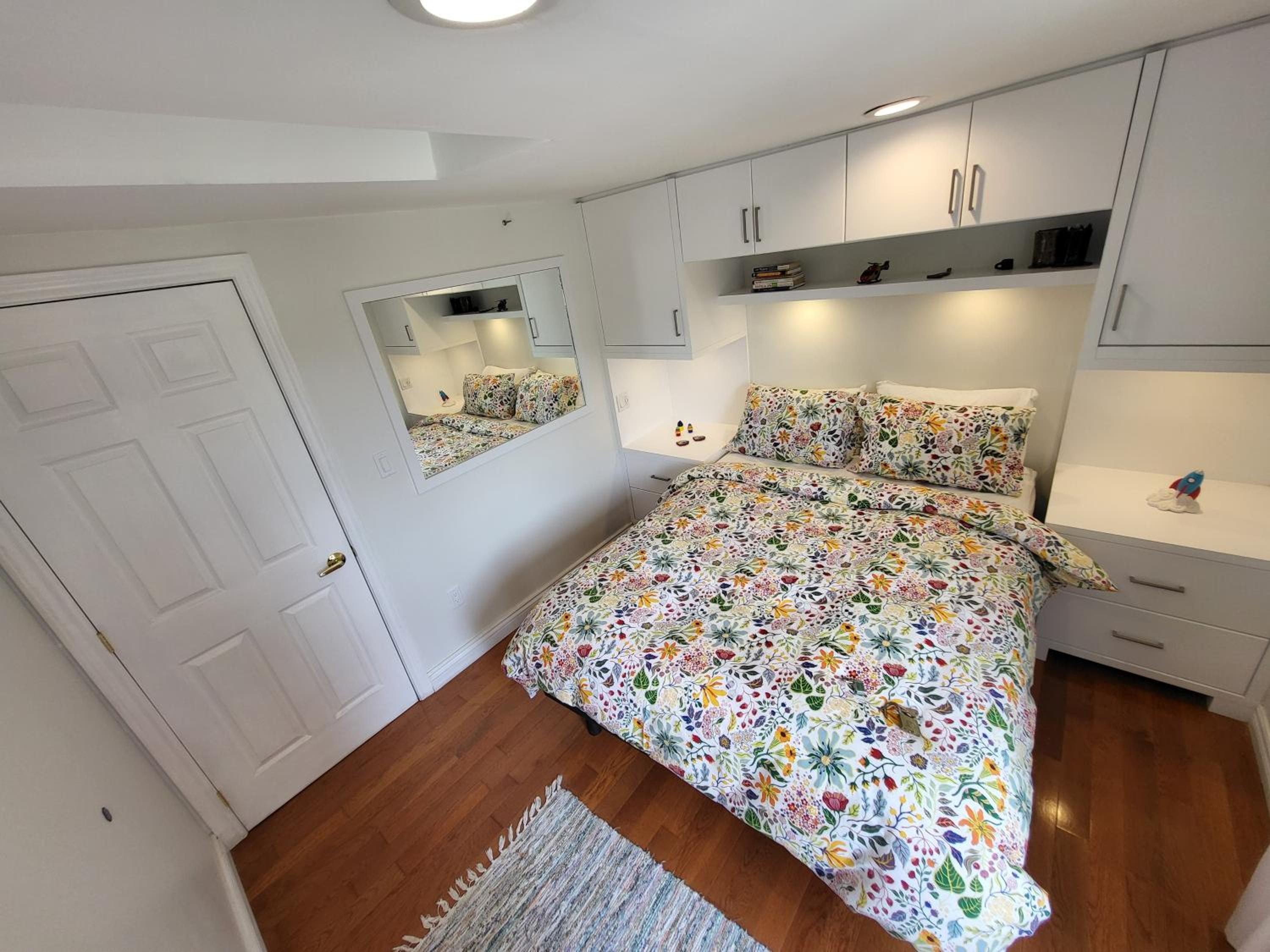 Downtown Toronto House Central 2BED 2BATH Subway Free Parking