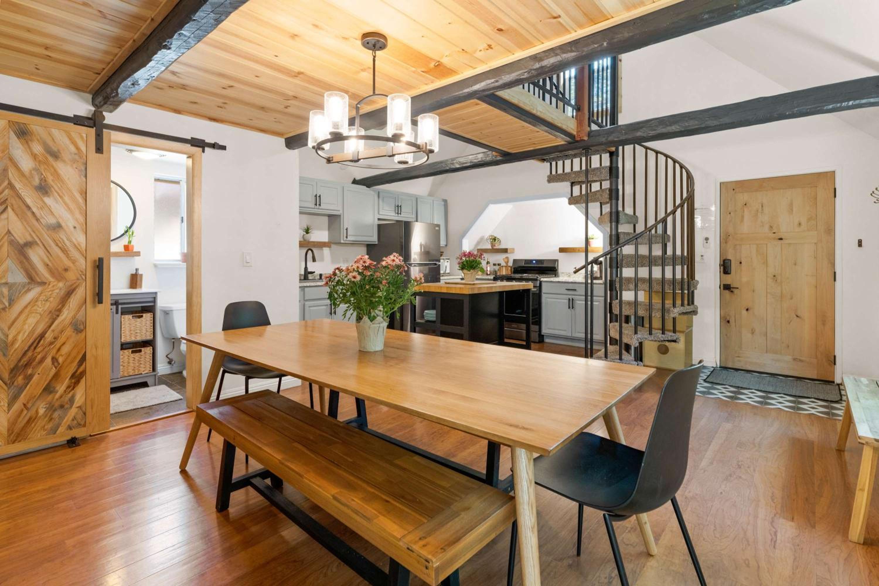 Navigate Stays Holiday Home Cozy Mountain Retreat with Hot Tub Walk to Bear Mountain Ski Resort