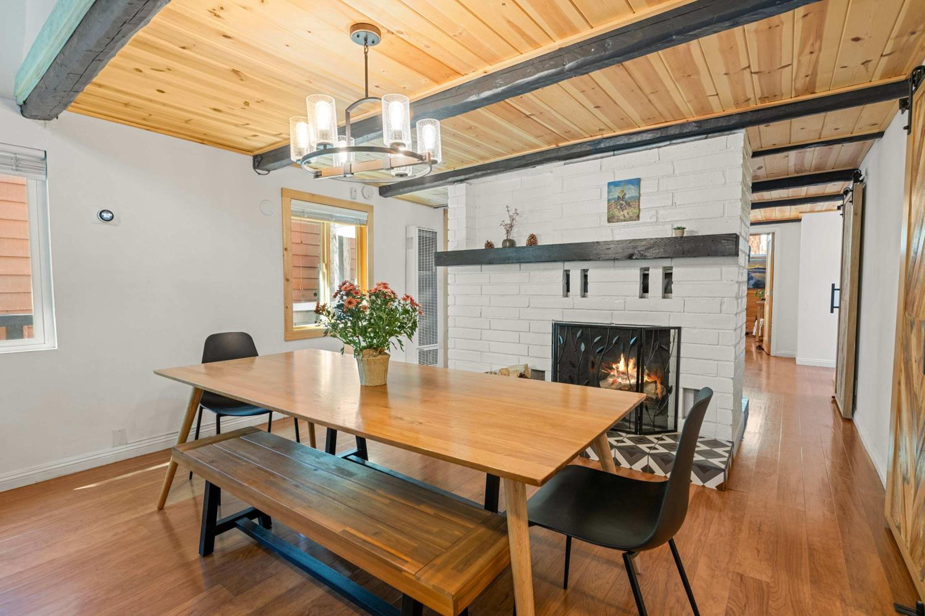 Navigate Stays Holiday Home Cozy Mountain Retreat with Hot Tub Walk to Bear Mountain Ski Resort