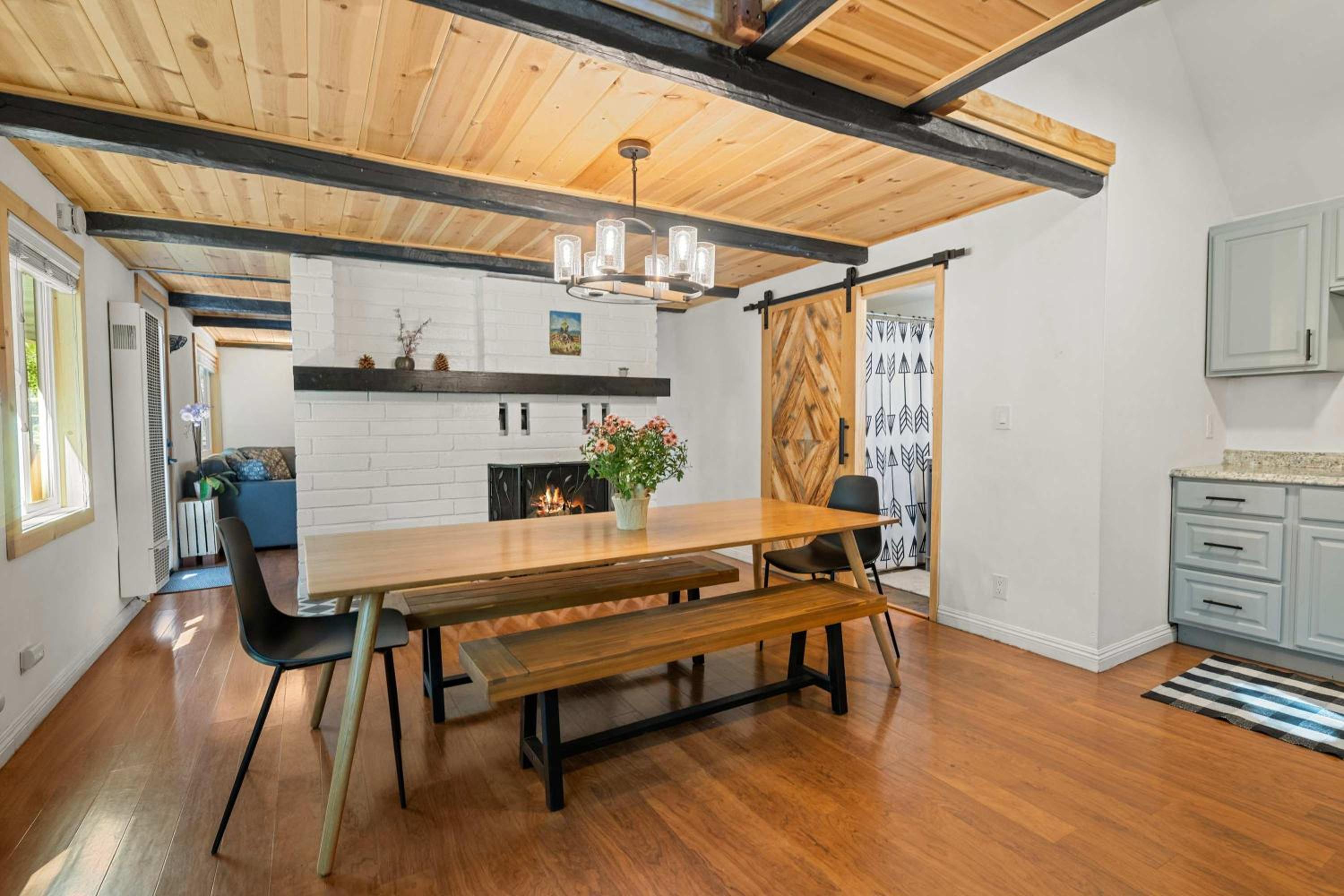 Navigate Stays Holiday Home Cozy Mountain Retreat with Hot Tub Walk to Bear Mountain Ski Resort