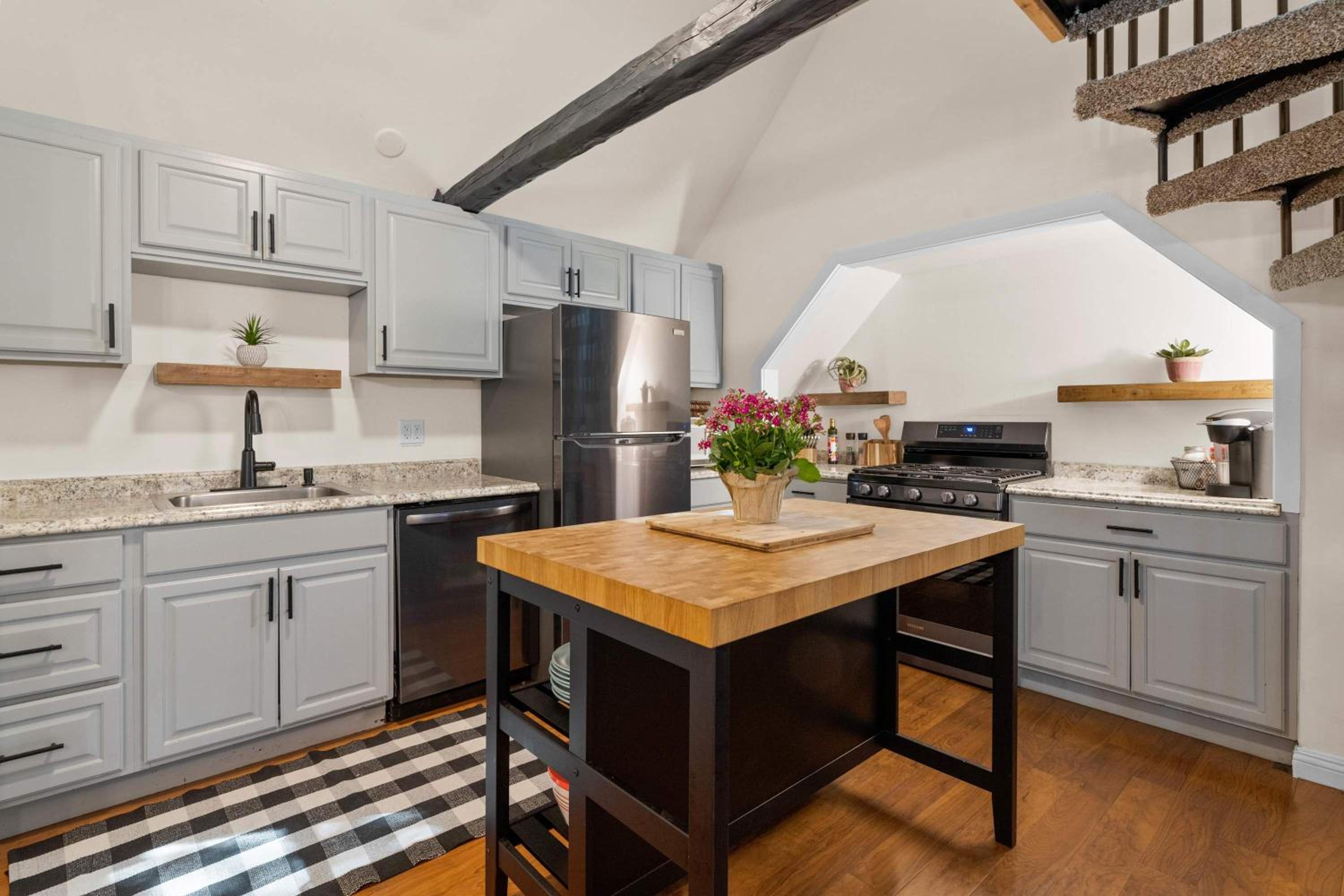 Navigate Stays Holiday Home Cozy Mountain Retreat with Hot Tub Walk to Bear Mountain Ski Resort