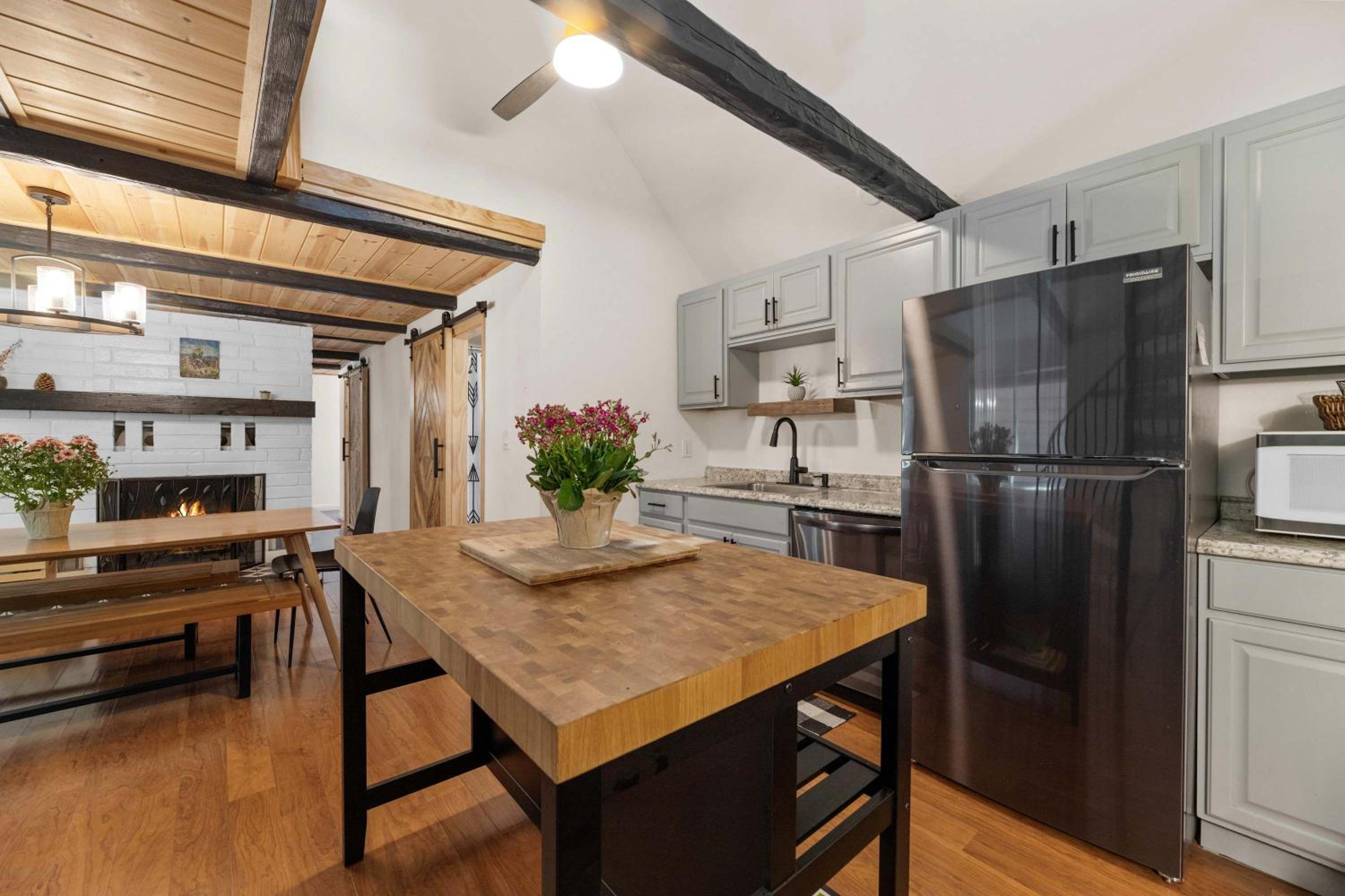 Navigate Stays Holiday Home Cozy Mountain Retreat with Hot Tub Walk to Bear Mountain Ski Resort