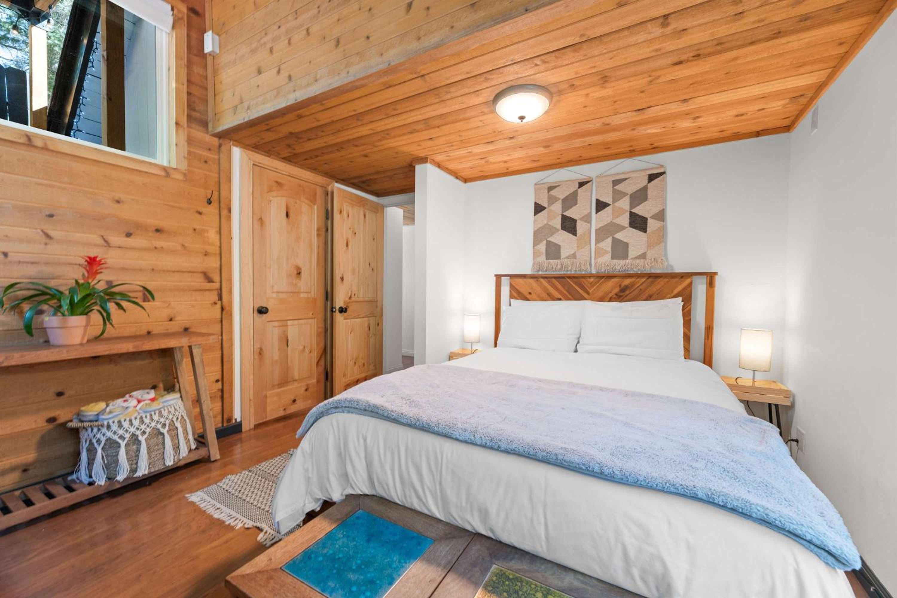 Navigate Stays Holiday Home Cozy Mountain Retreat with Hot Tub Walk to Bear Mountain Ski Resort