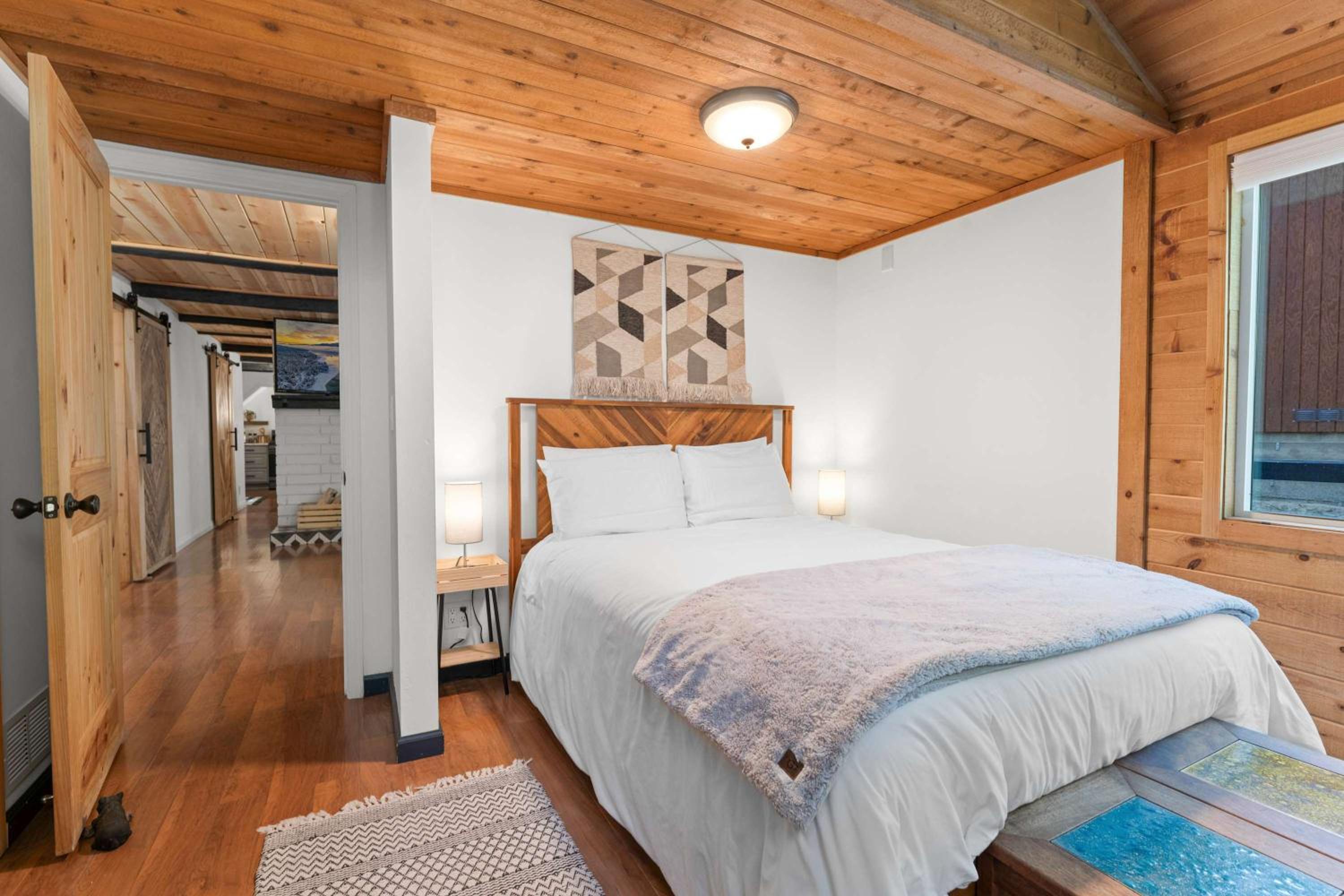 Navigate Stays Holiday Home Cozy Mountain Retreat with Hot Tub Walk to Bear Mountain Ski Resort
