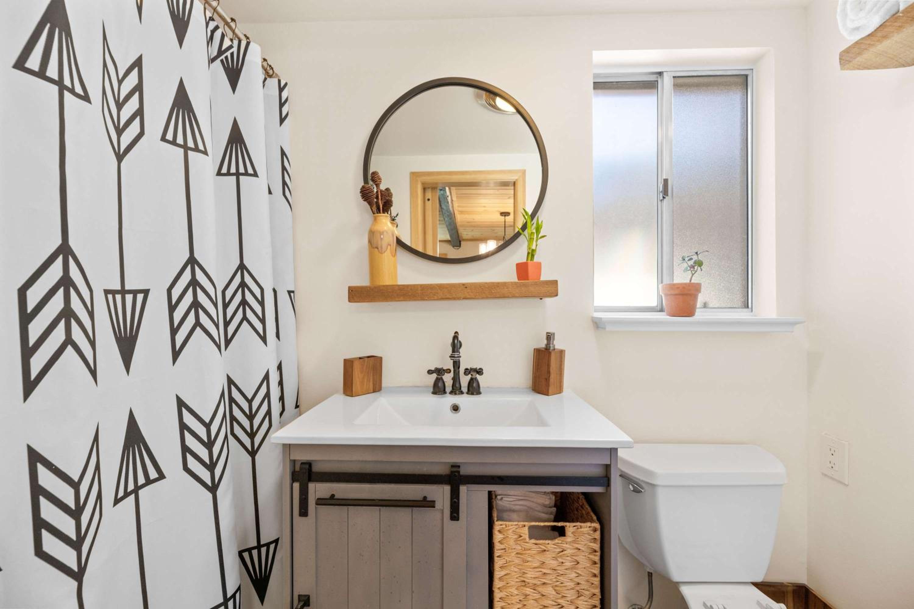 Navigate Stays Holiday Home Cozy Mountain Retreat with Hot Tub Walk to Bear Mountain Ski Resort