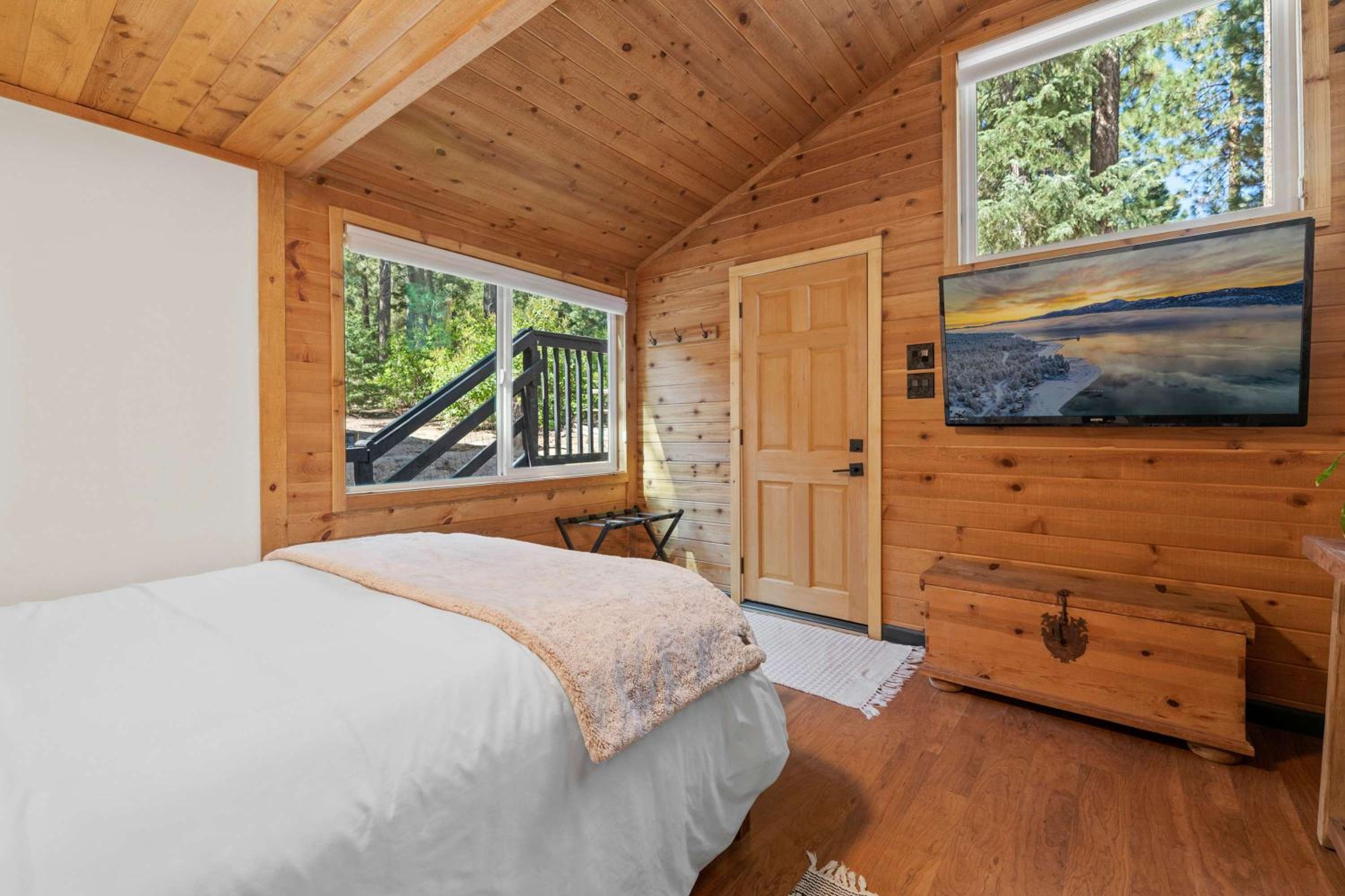 Navigate Stays Holiday Home Cozy Mountain Retreat with Hot Tub Walk to Bear Mountain Ski Resort