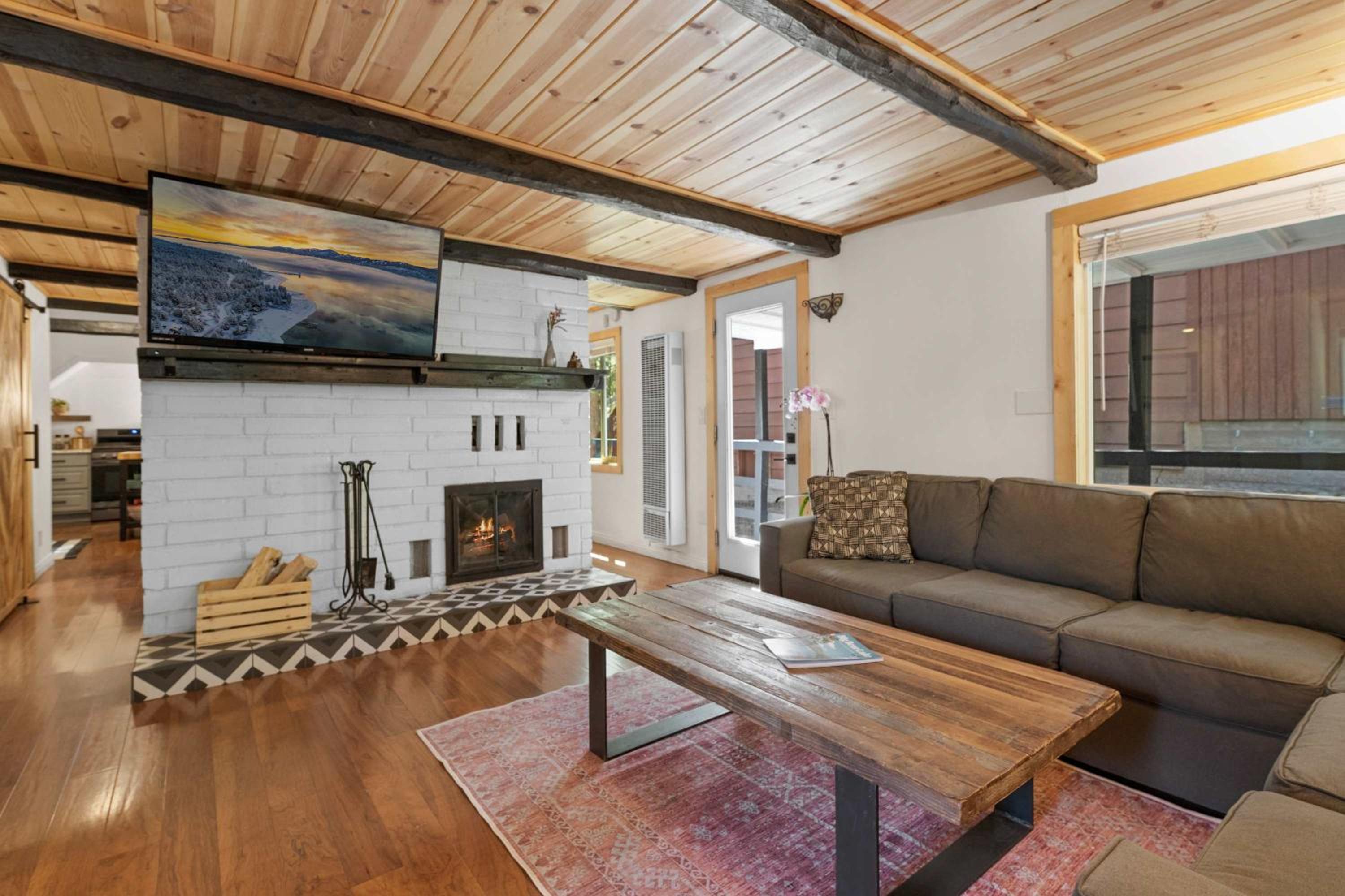 Navigate Stays Holiday Home Cozy Mountain Retreat with Hot Tub Walk to Bear Mountain Ski Resort