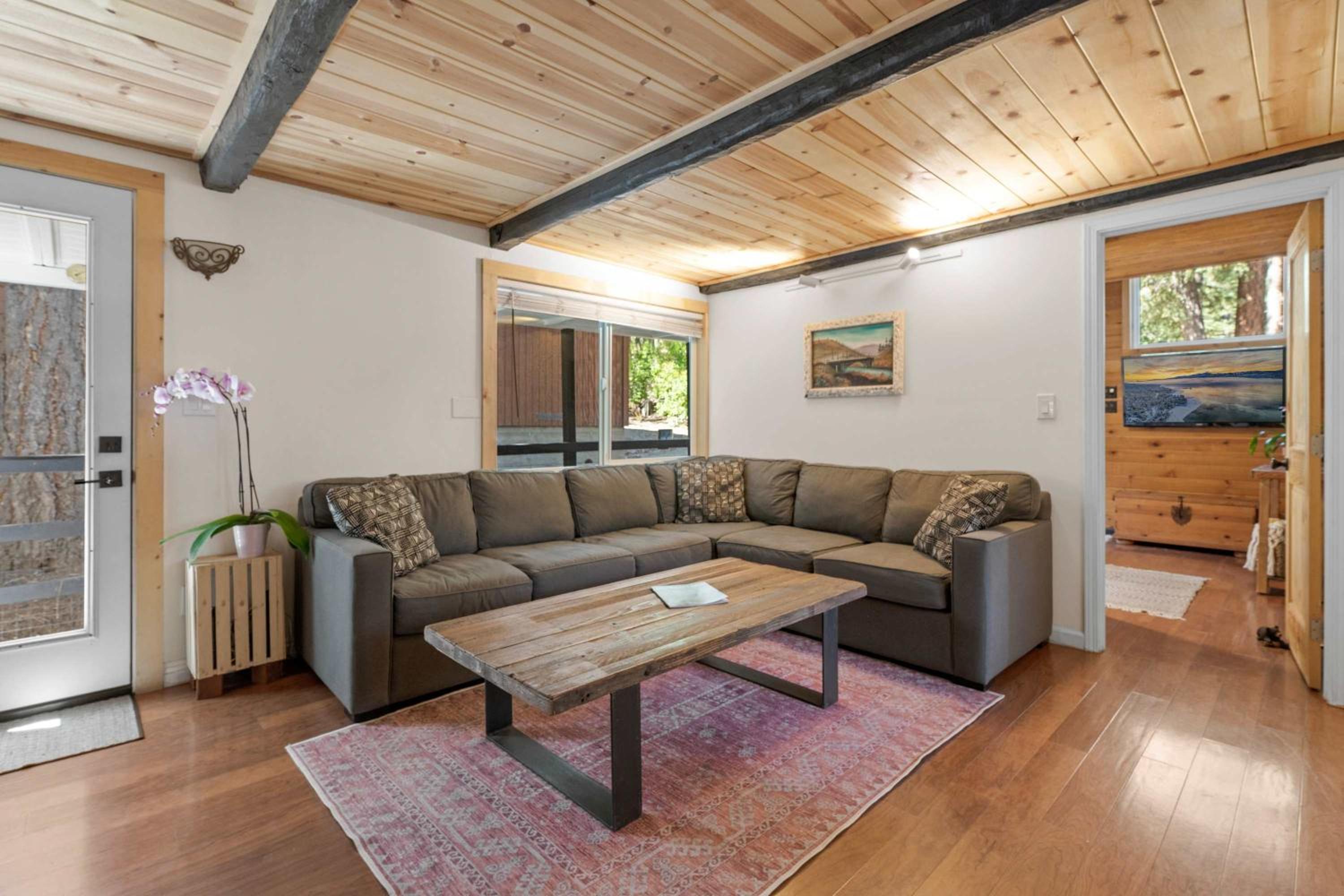 Navigate Stays Holiday Home Cozy Mountain Retreat with Hot Tub Walk to Bear Mountain Ski Resort