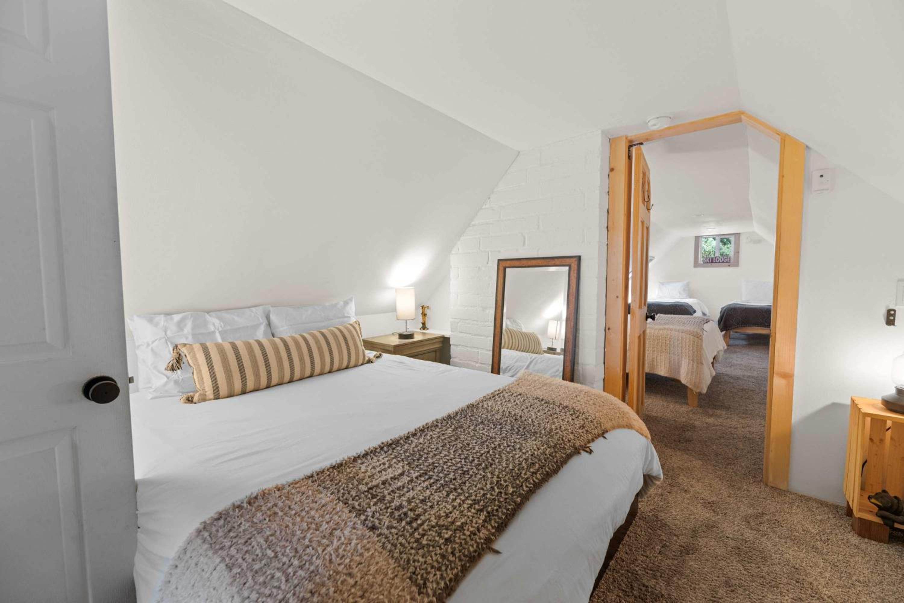 Navigate Stays Holiday Home Cozy Mountain Retreat with Hot Tub Walk to Bear Mountain Ski Resort