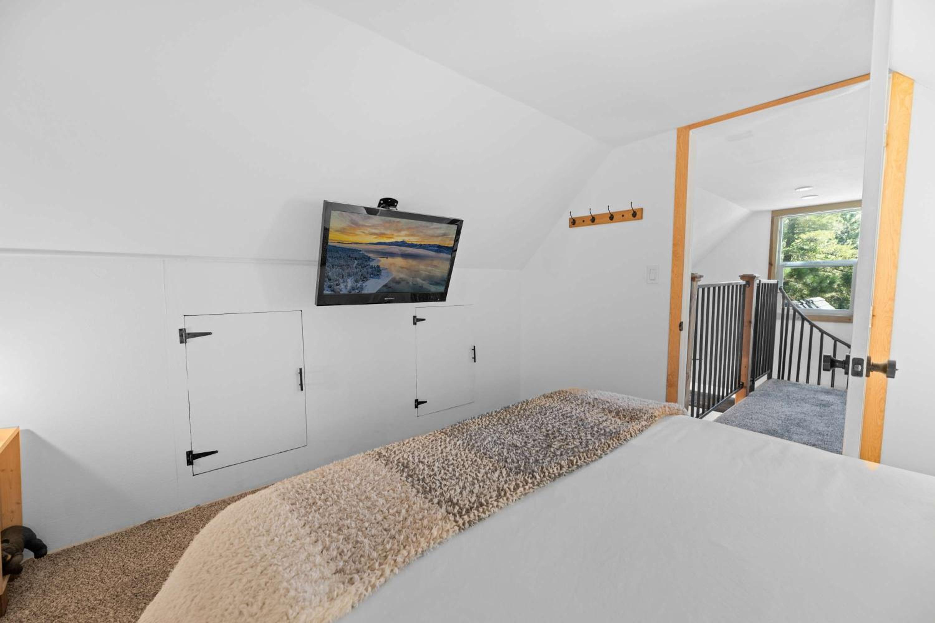 Navigate Stays Holiday Home Cozy Mountain Retreat with Hot Tub Walk to Bear Mountain Ski Resort