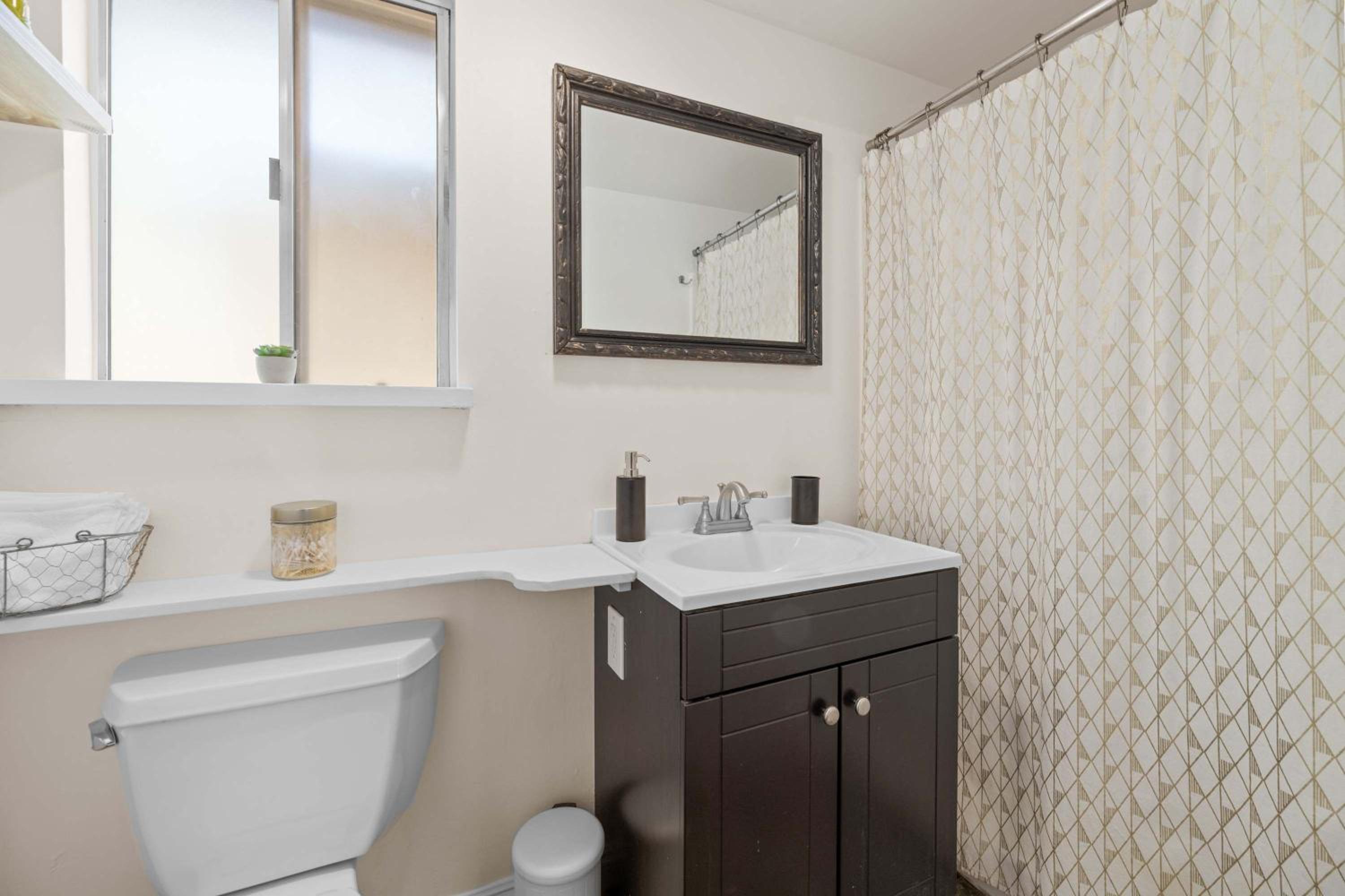 Navigate Stays Holiday Home Cozy Mountain Retreat with Hot Tub Walk to Bear Mountain Ski Resort