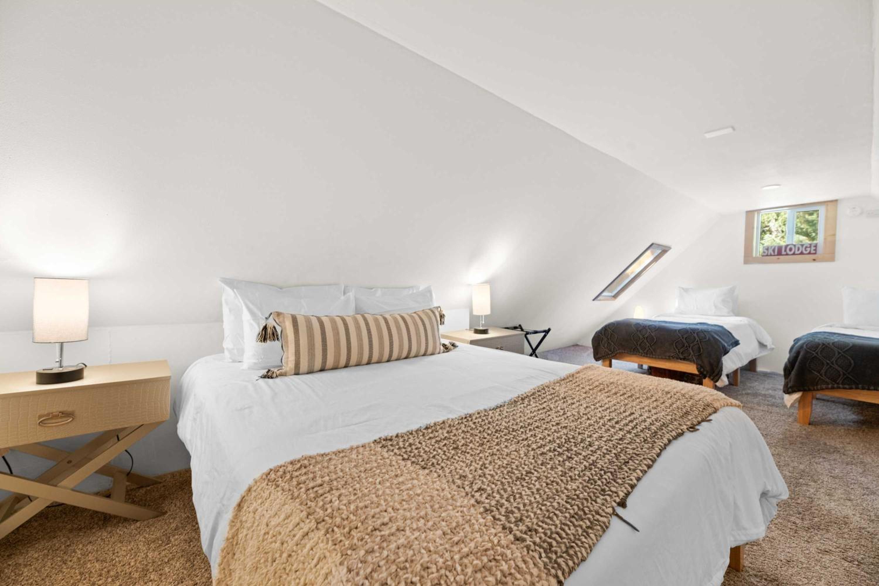 Navigate Stays Holiday Home Cozy Mountain Retreat with Hot Tub Walk to Bear Mountain Ski Resort