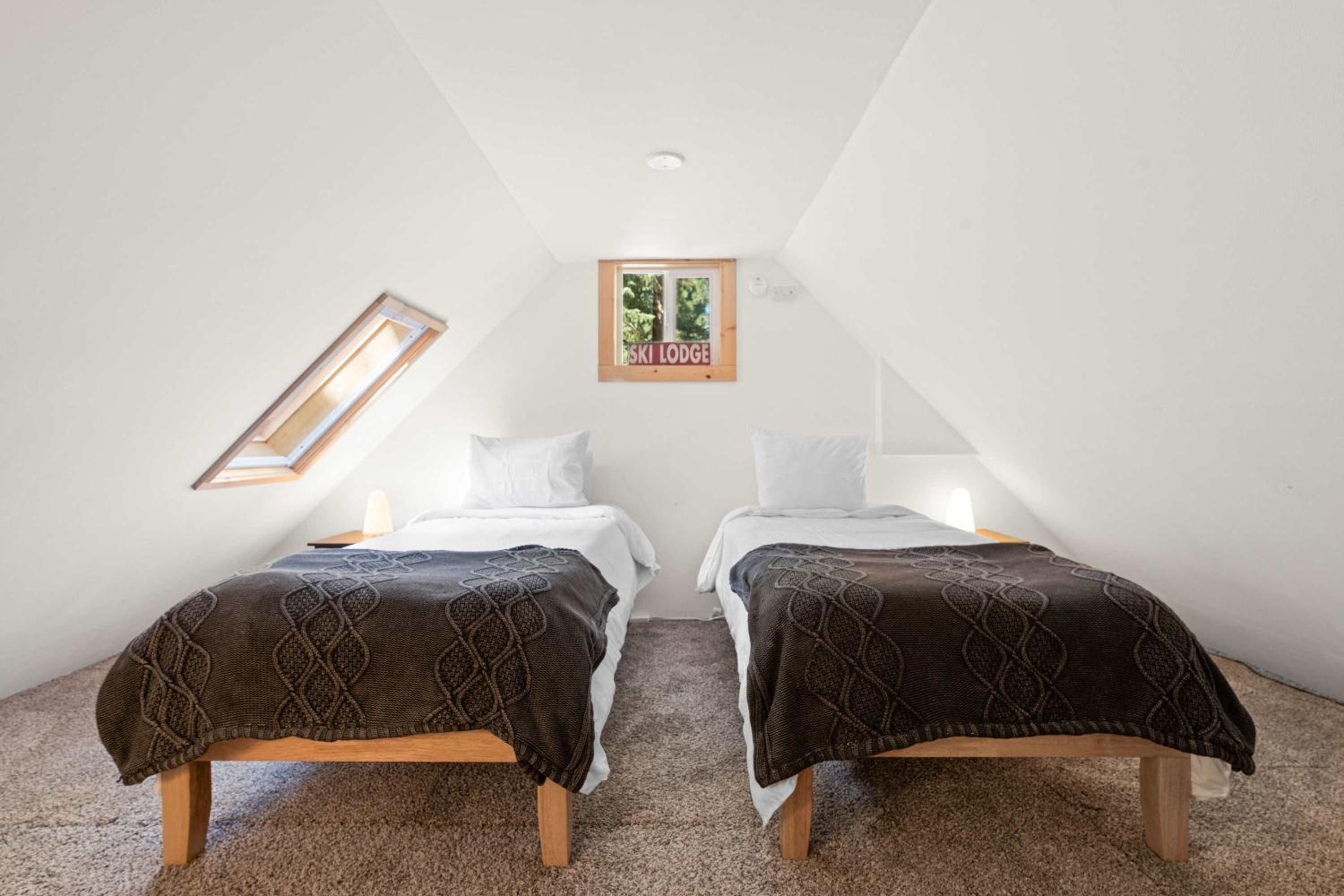 Navigate Stays Holiday Home Cozy Mountain Retreat with Hot Tub Walk to Bear Mountain Ski Resort