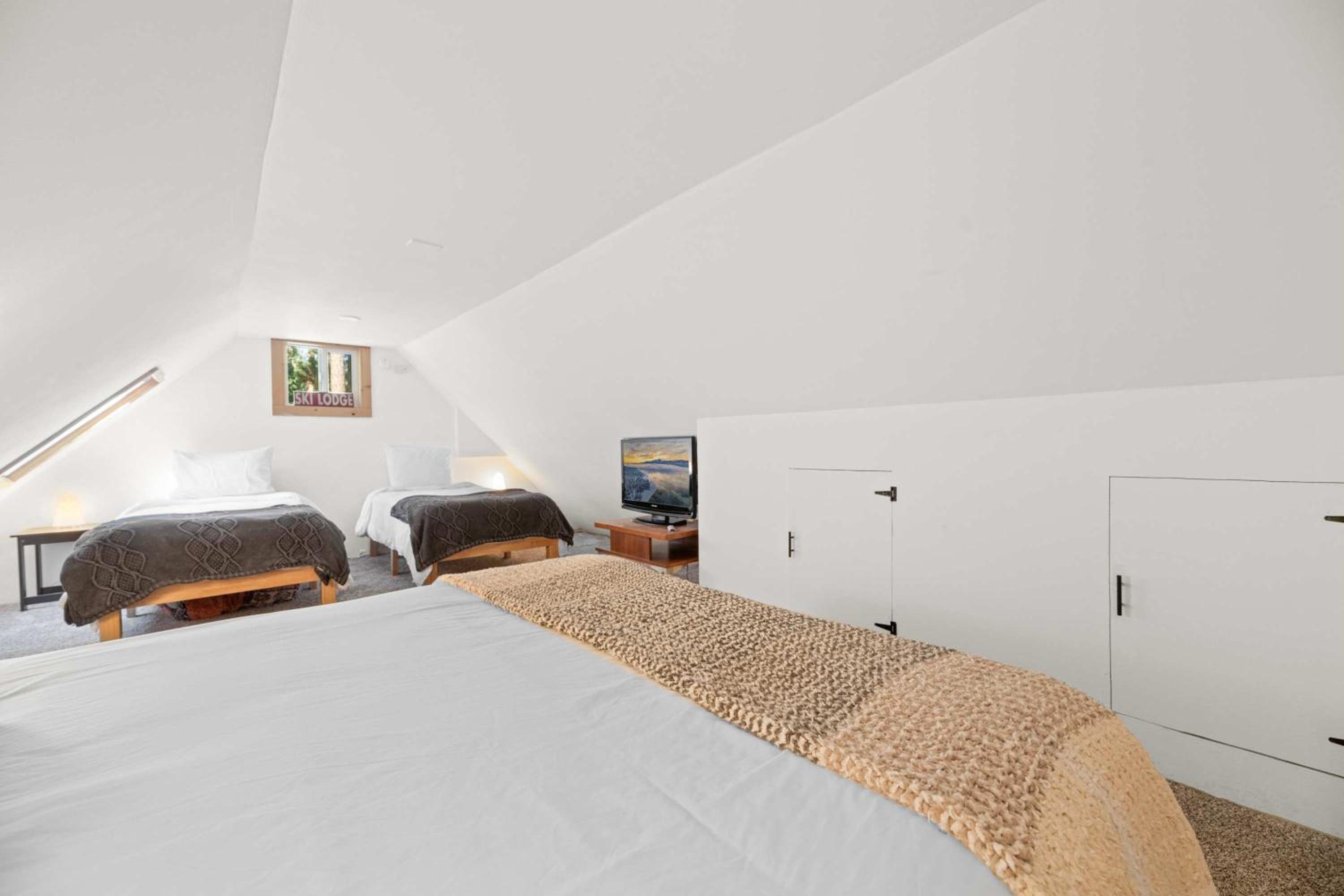 Navigate Stays Holiday Home Cozy Mountain Retreat with Hot Tub Walk to Bear Mountain Ski Resort