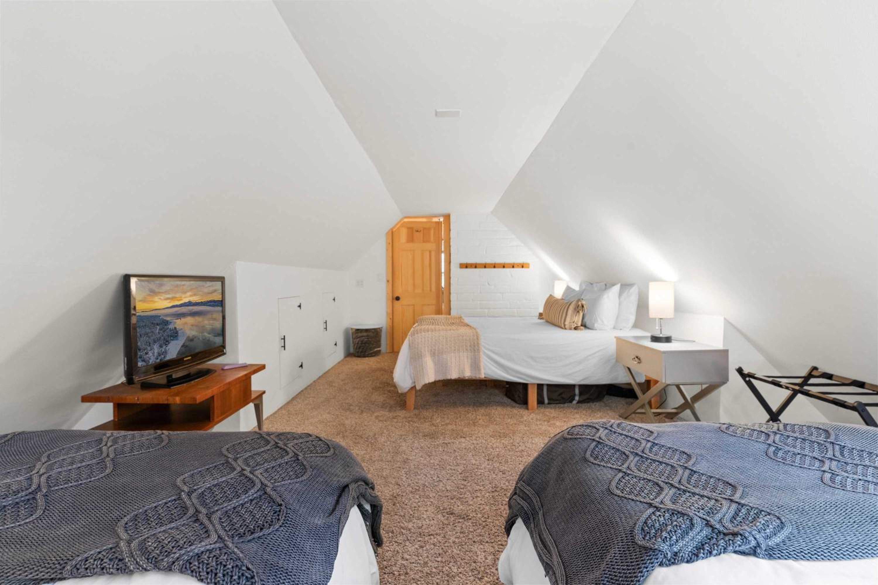 Navigate Stays Holiday Home Cozy Mountain Retreat with Hot Tub Walk to Bear Mountain Ski Resort