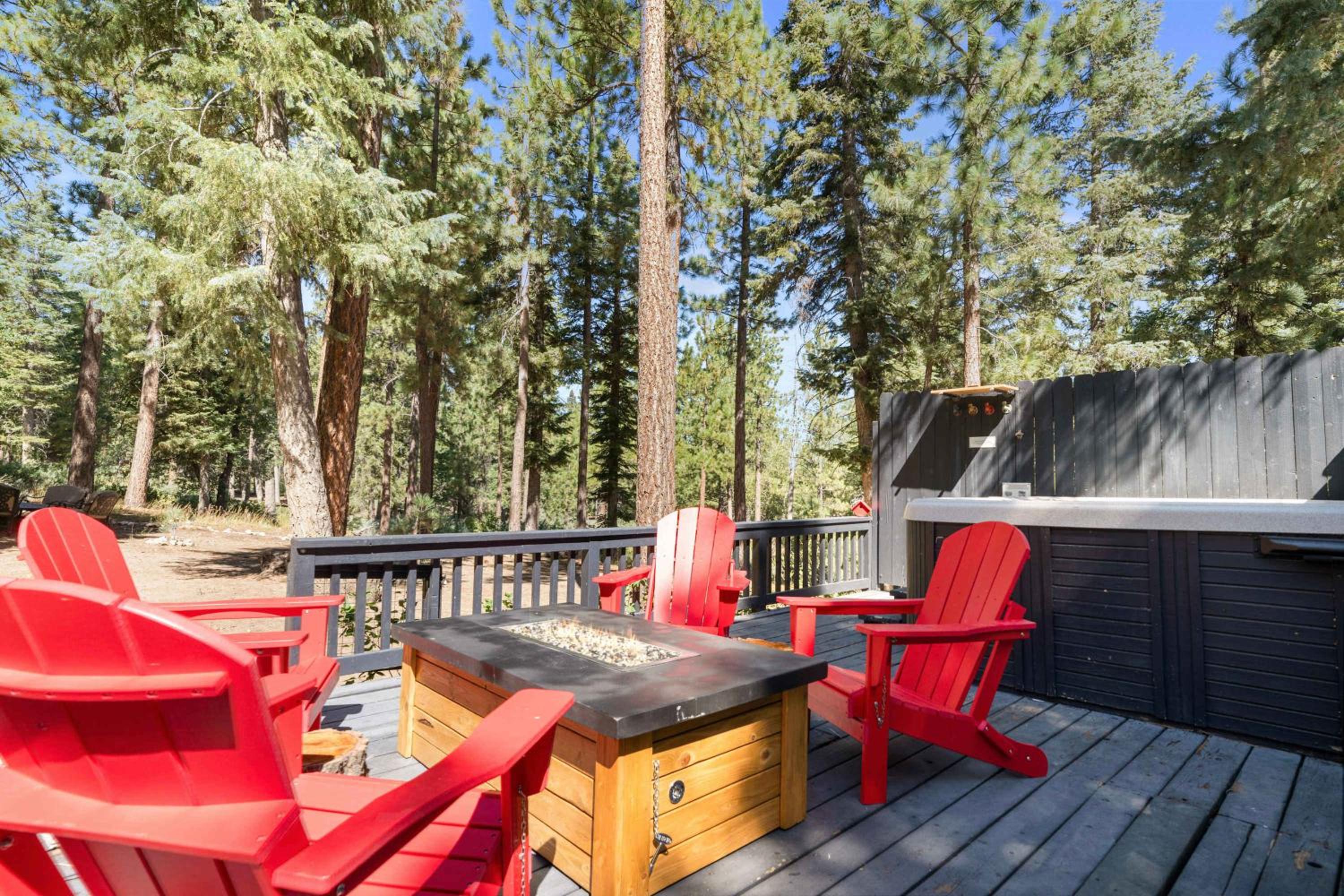 Navigate Stays Holiday Home Cozy Mountain Retreat with Hot Tub Walk to Bear Mountain Ski Resort
