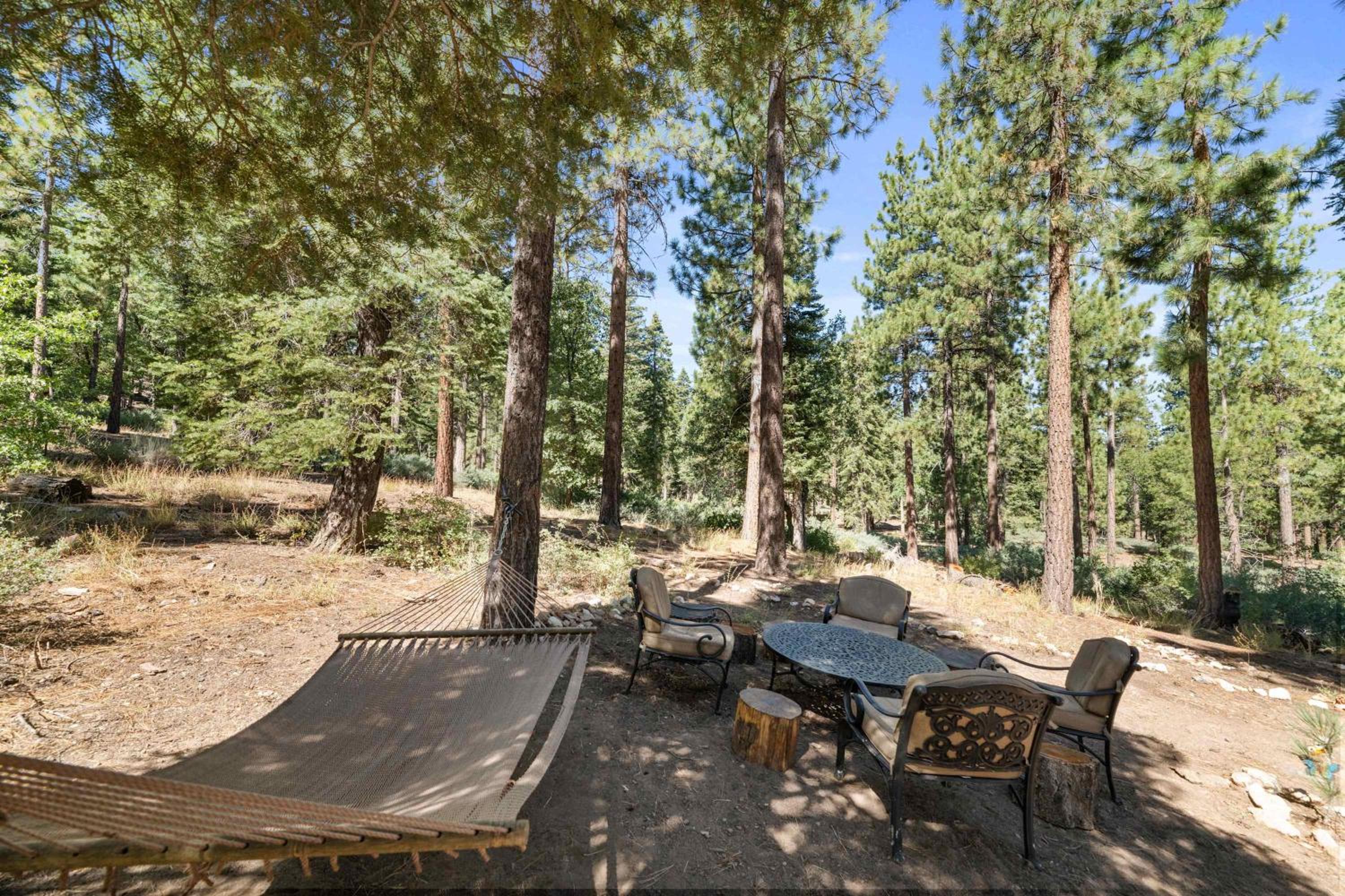 Navigate Stays Holiday Home Cozy Mountain Retreat with Hot Tub Walk to Bear Mountain Ski Resort