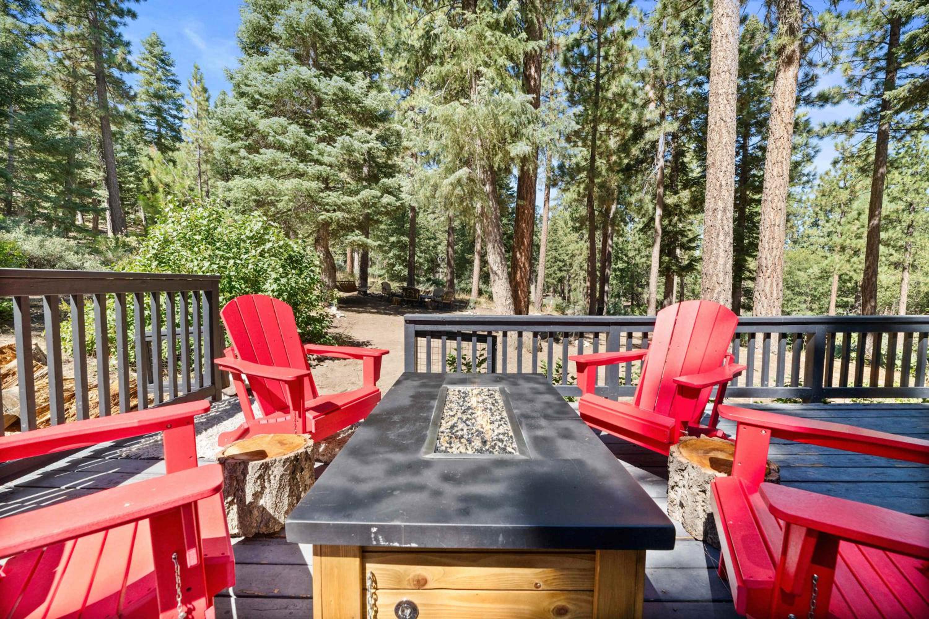 Navigate Stays Holiday Home Cozy Mountain Retreat with Hot Tub Walk to Bear Mountain Ski Resort