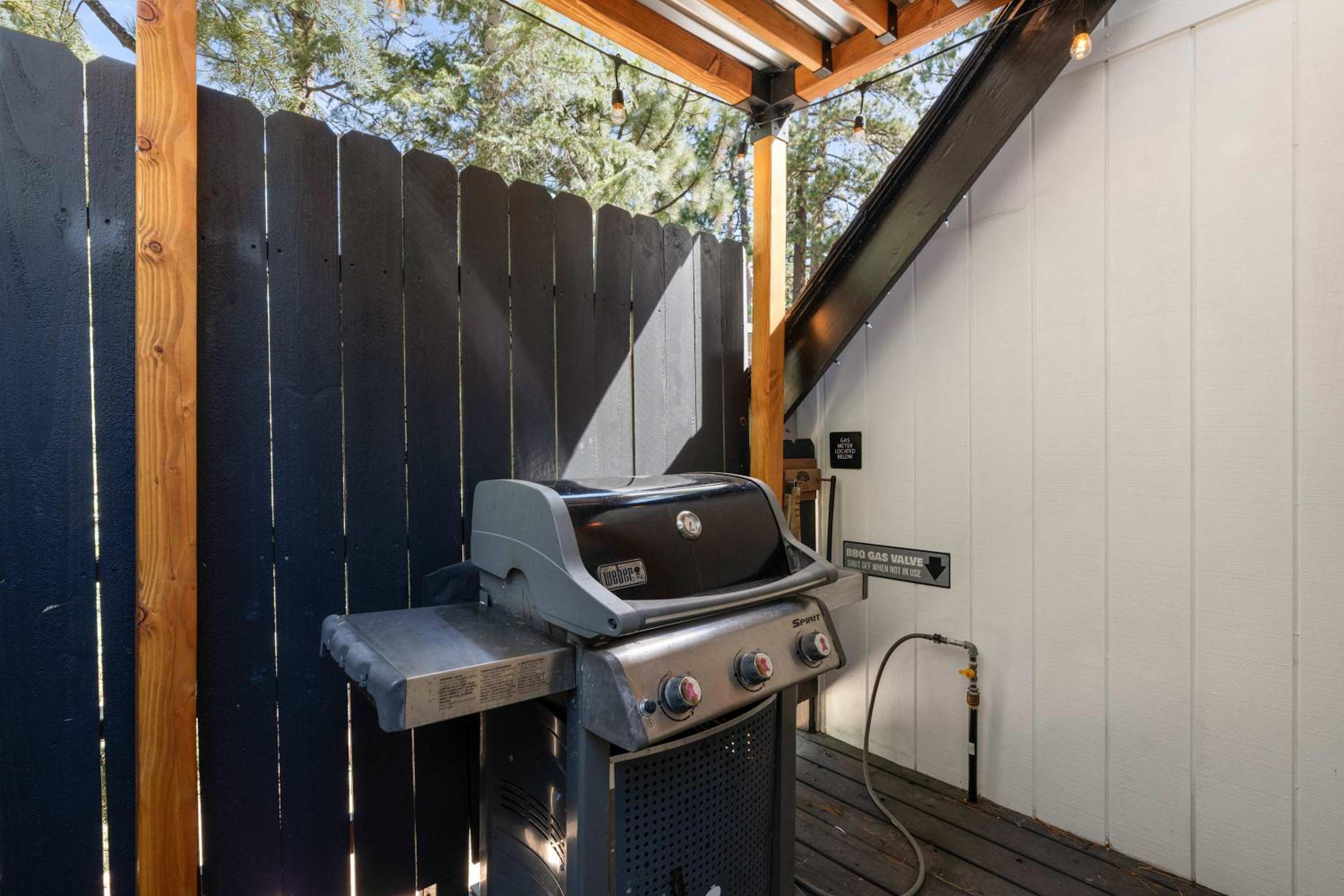 Navigate Stays Holiday Home Cozy Mountain Retreat with Hot Tub Walk to Bear Mountain Ski Resort