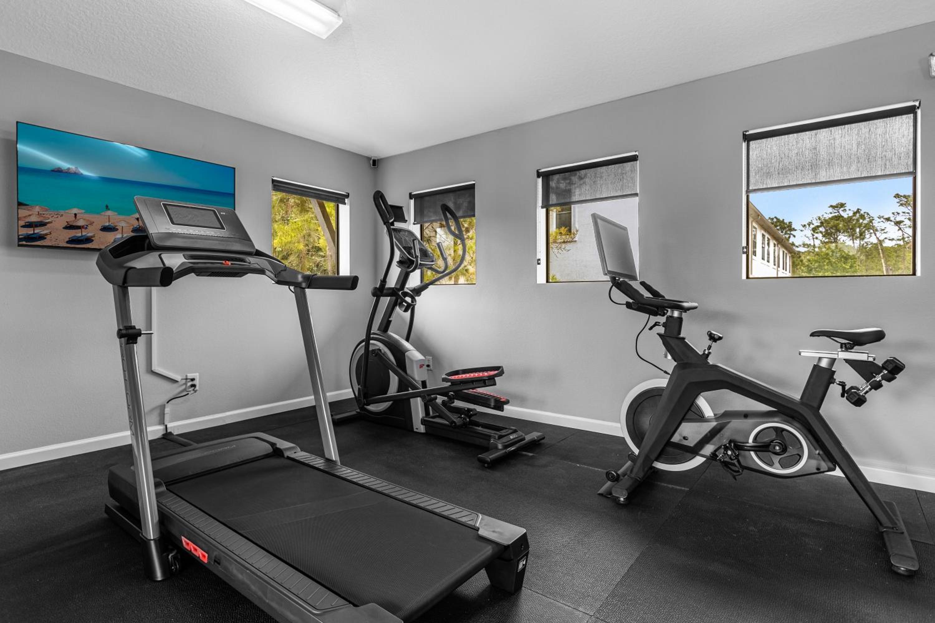 4BR Disney Family Townhouse Resort in Orlando - with Resort Pool, Gym, Games, & Jacuzzi
