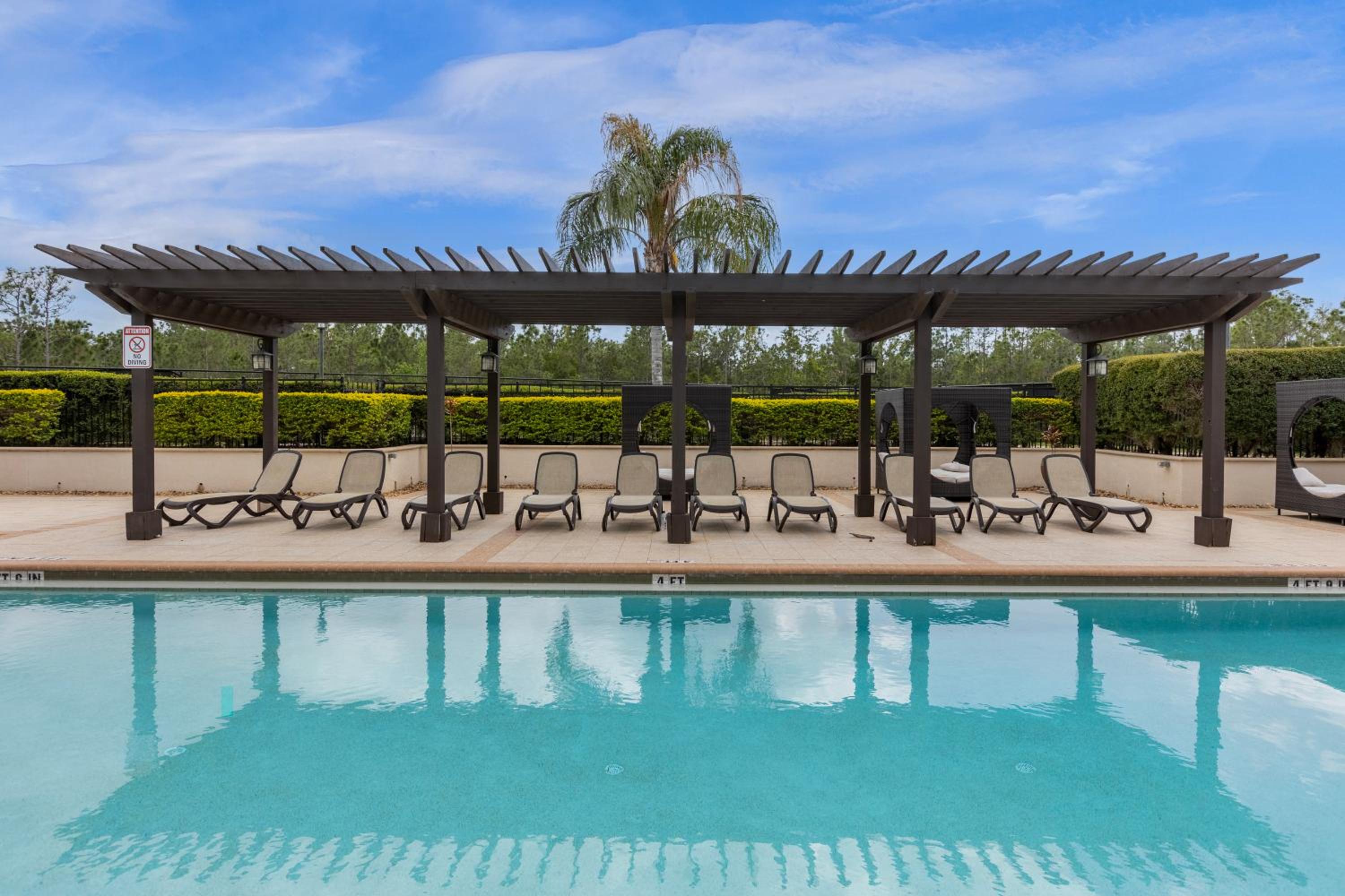 4BR Disney Family Townhouse Resort in Orlando - with Resort Pool, Gym, Games, & Jacuzzi