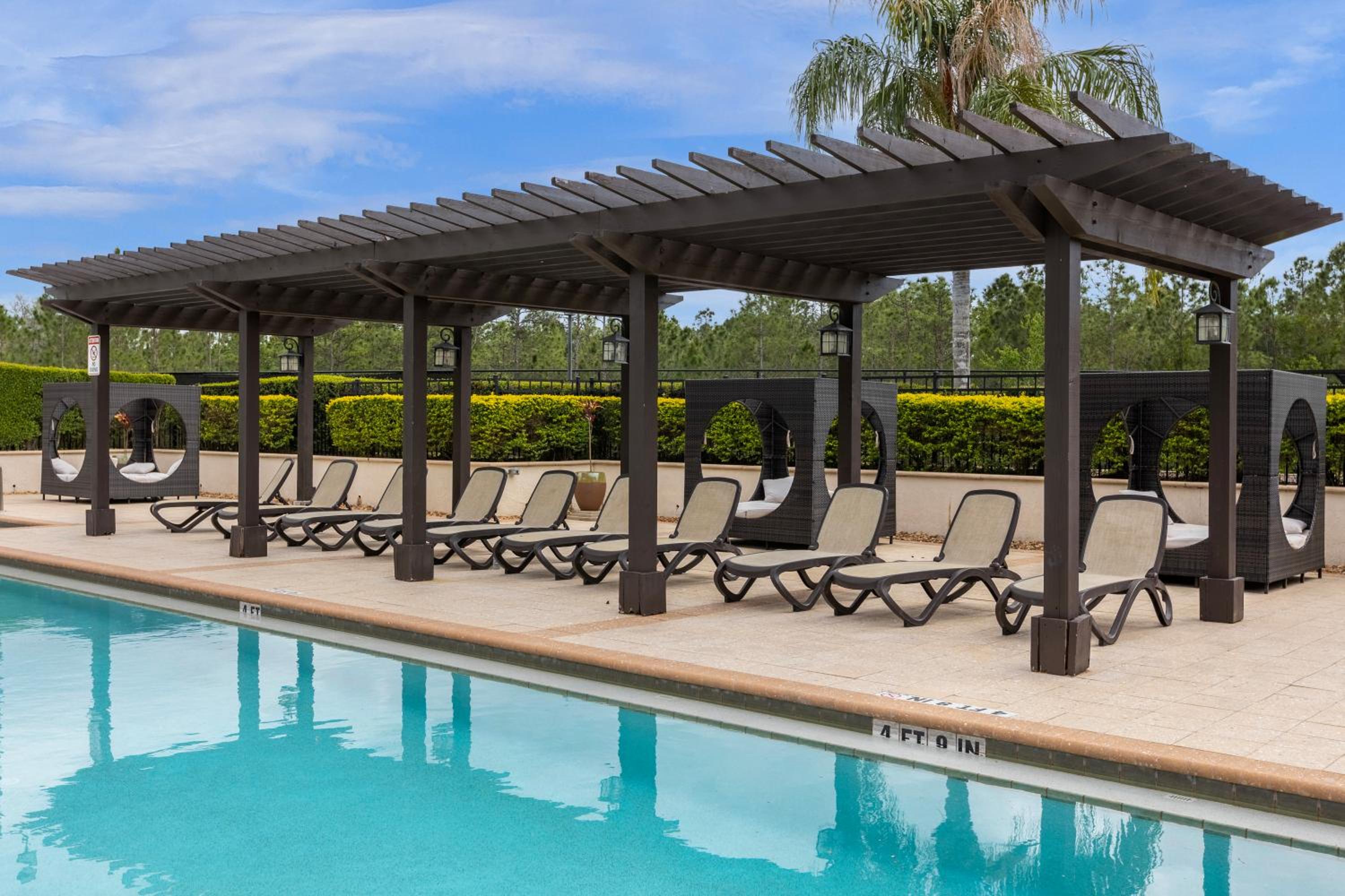 4BR Disney Family Townhouse Resort in Orlando - with Resort Pool, Gym, Games, & Jacuzzi
