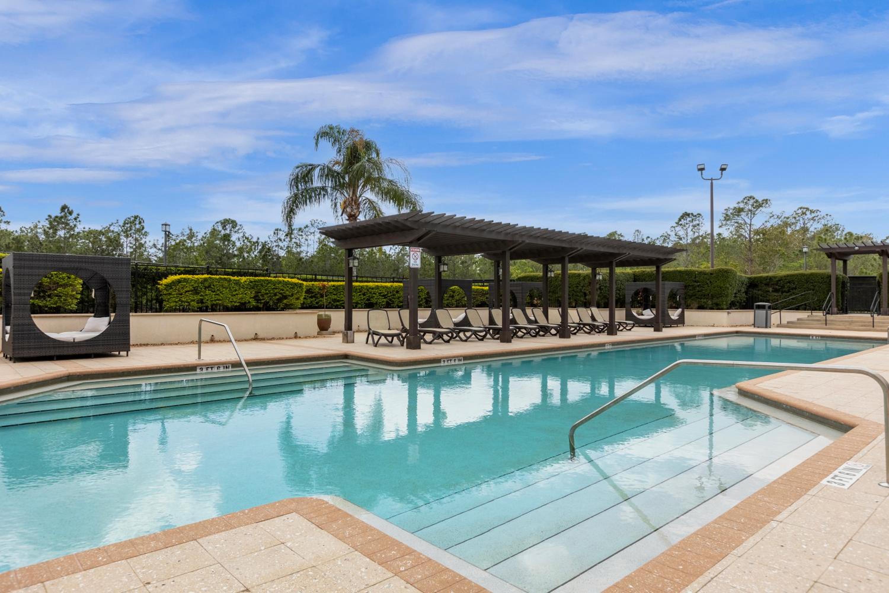 4BR Disney Family Townhouse Resort in Orlando - with Resort Pool, Gym, Games, & Jacuzzi