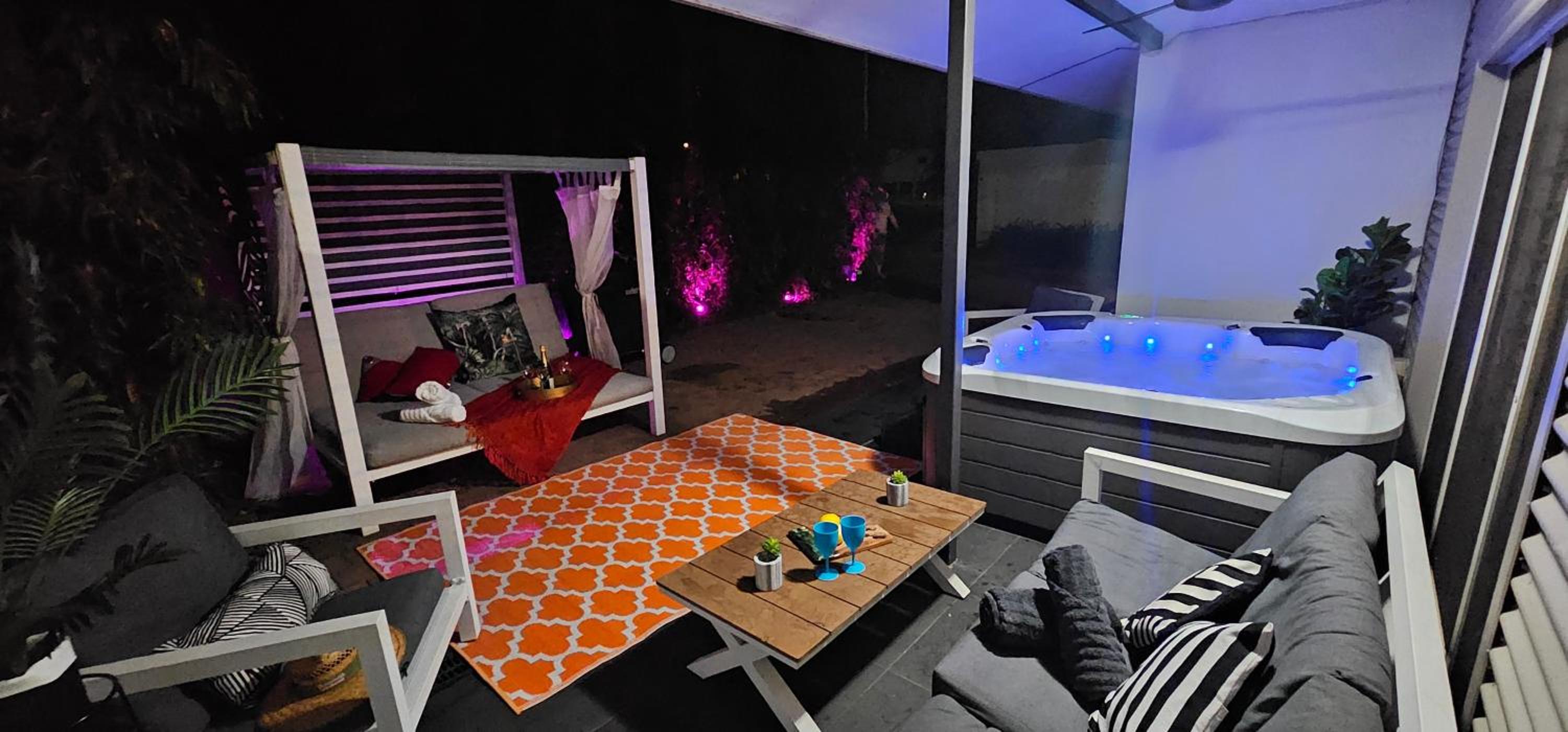 4 BDR Gardens Escape Inner City Townhouse with Secure Parking and Spa