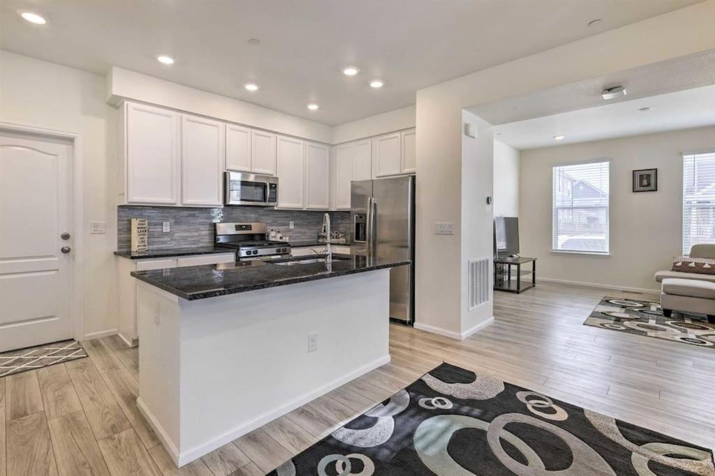 Charming 3BR Retreat - Perfect for Families! view 4