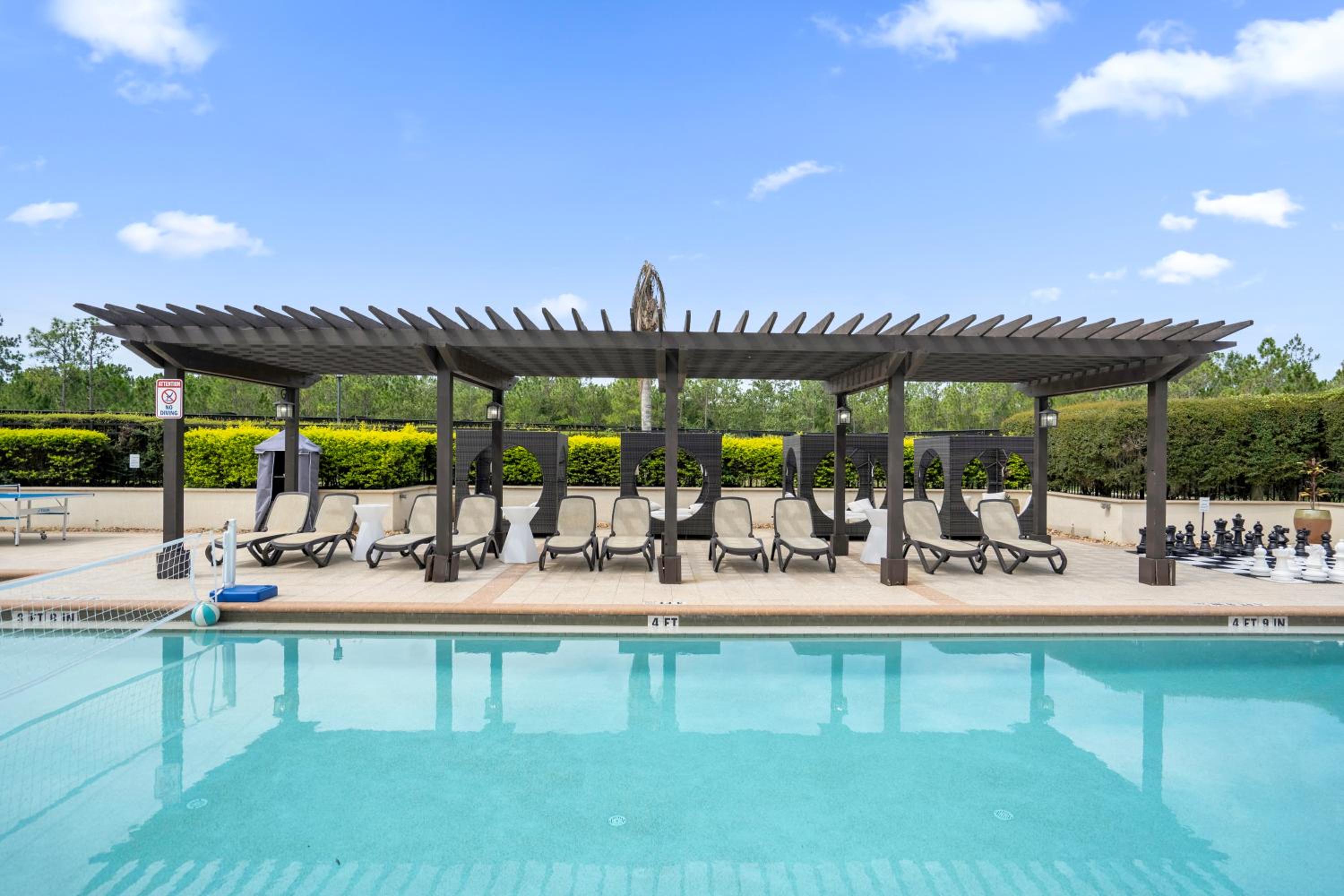 4BR Disney Family Townhouse Resort in Orlando - with Resort Pool, Gym, Games, & Jacuzzi