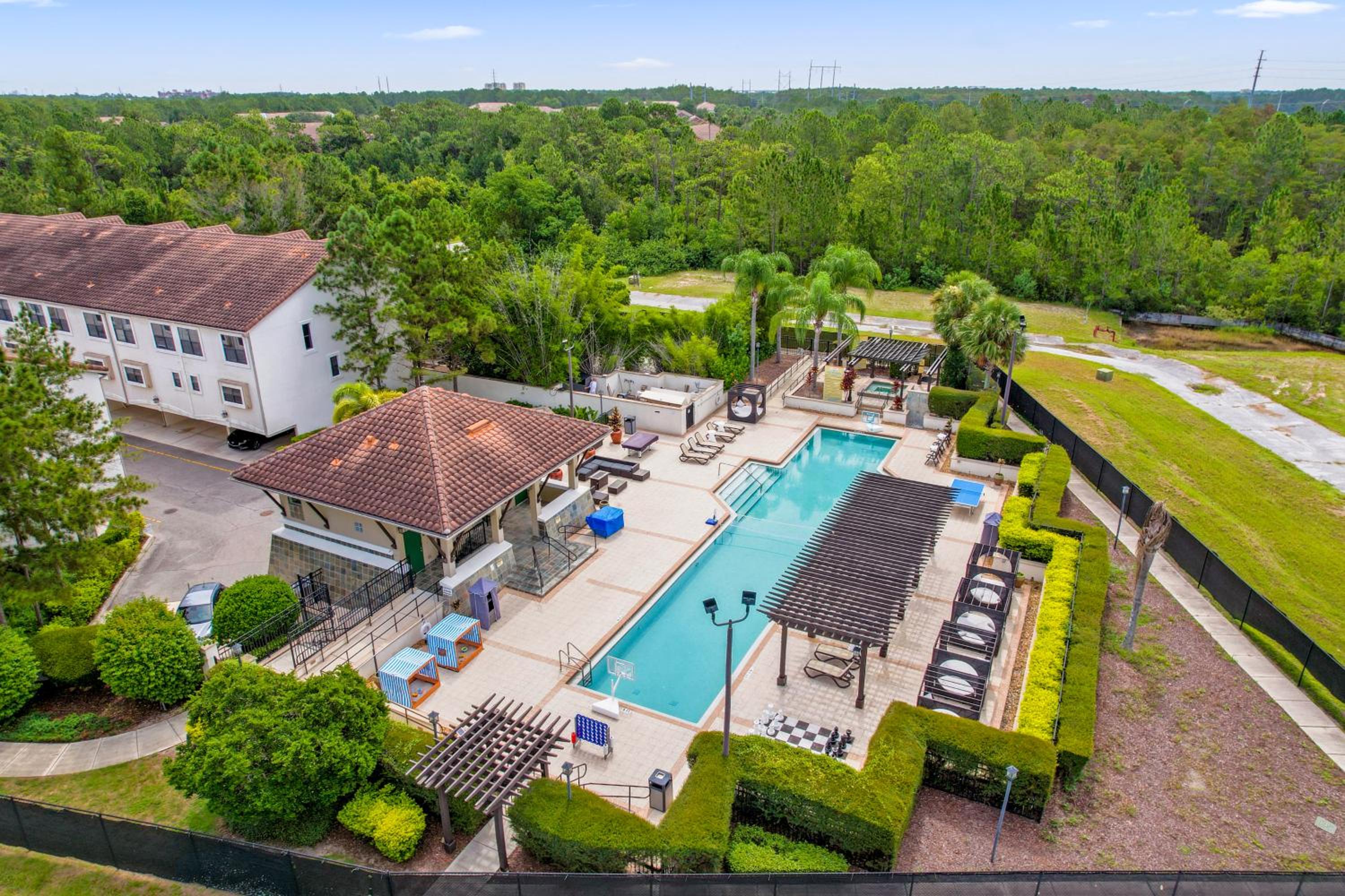 4BR Disney Family Townhouse Resort in Orlando - with Resort Pool, Gym, Games, & Jacuzzi