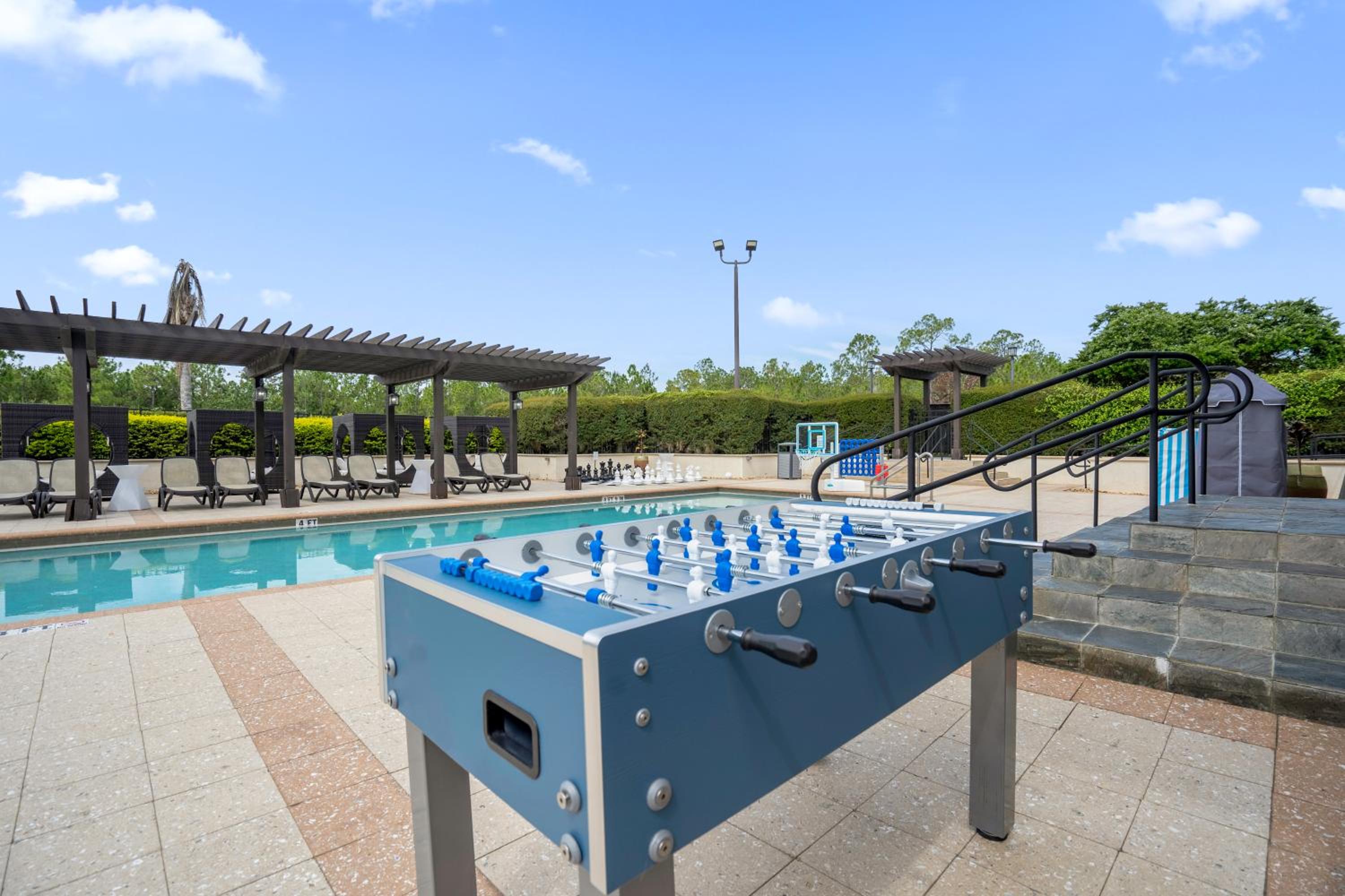 4BR Disney Family Townhouse Resort in Orlando - with Resort Pool, Gym, Games, & Jacuzzi