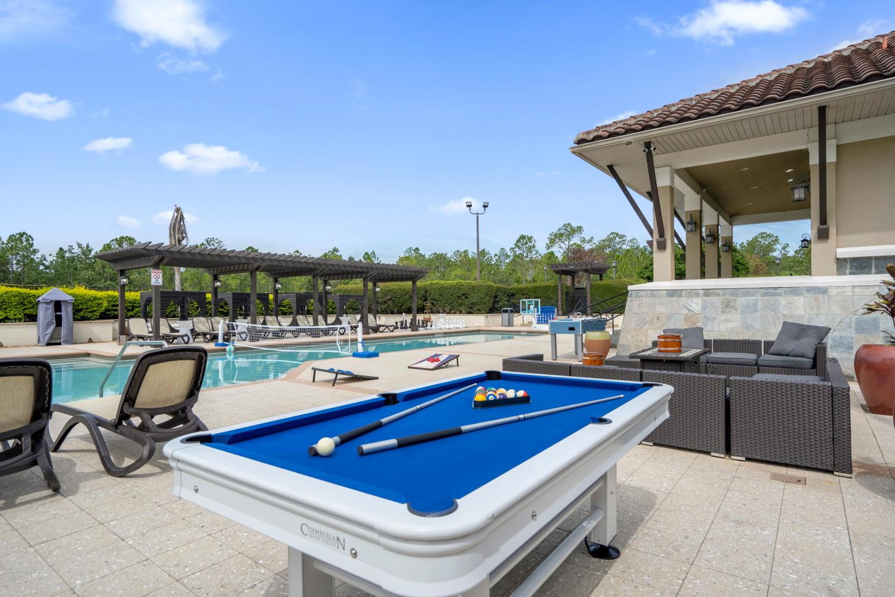 4BR Disney Family Townhouse Resort in Orlando - with Resort Pool, Gym, Games, & Jacuzzi
