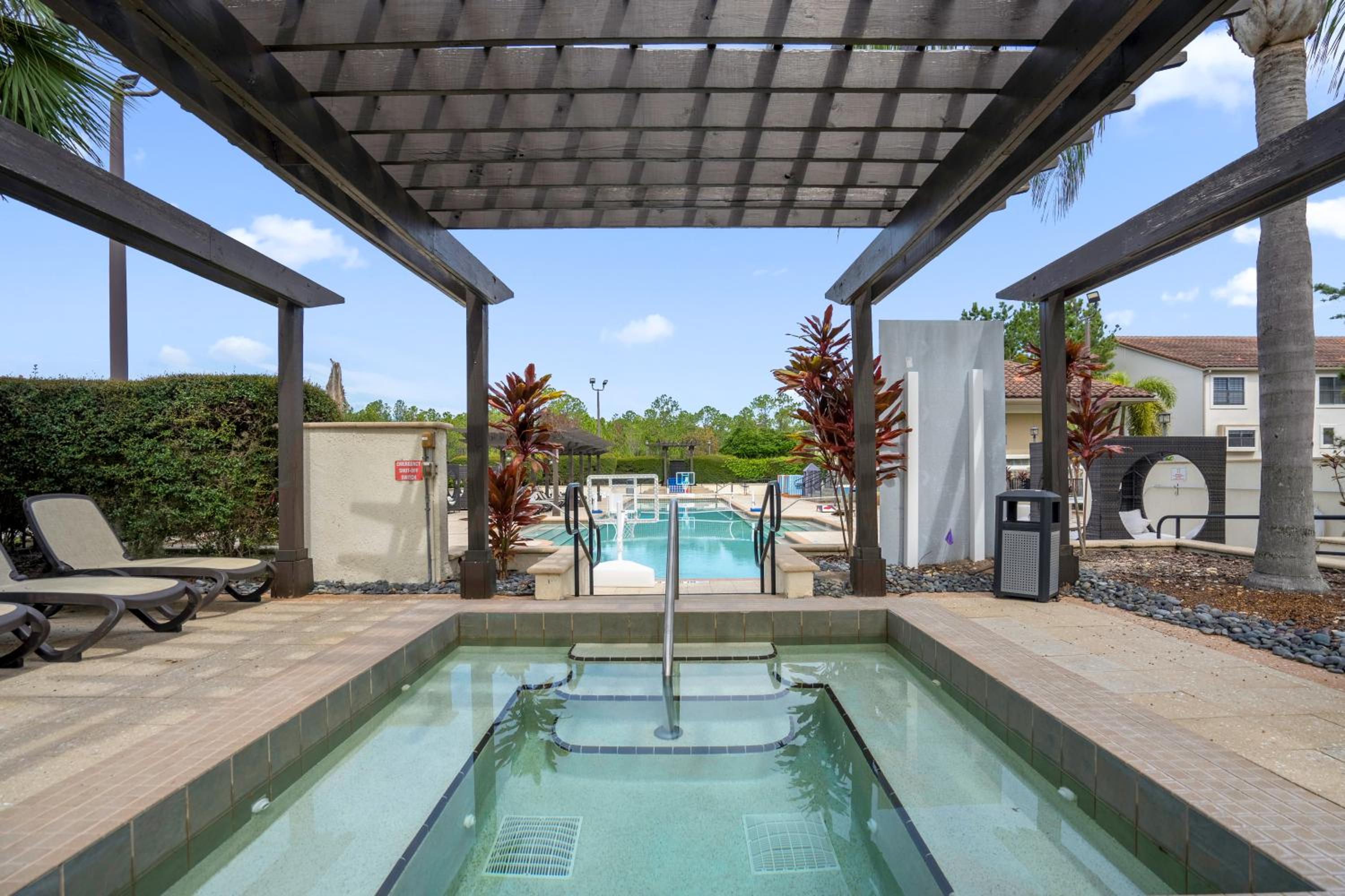 4BR Disney Family Townhouse Resort in Orlando - with Resort Pool, Gym, Games, & Jacuzzi