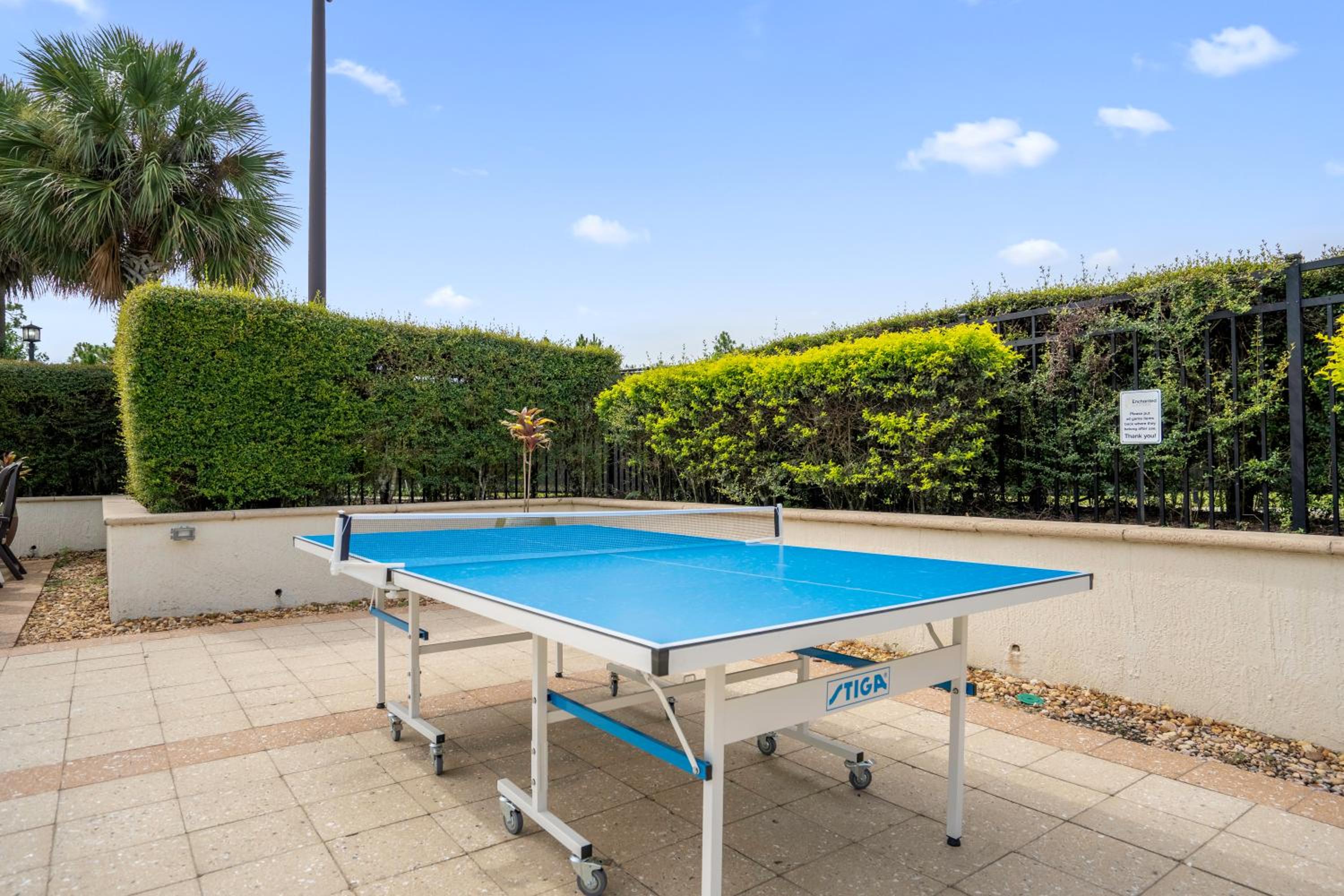 4BR Disney Family Townhouse Resort in Orlando - with Resort Pool, Gym, Games, & Jacuzzi